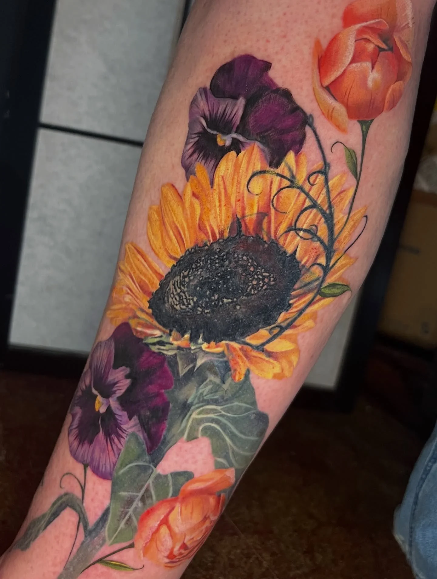 Finished Stacy&rsquo;s coverup the other day!
Sunflower is healed with some touchups! Swipe to see the before!💛
I am always open to do coverups when clients are open to ideas, design, &amp; size! Realism floral make for very good coverups due to the