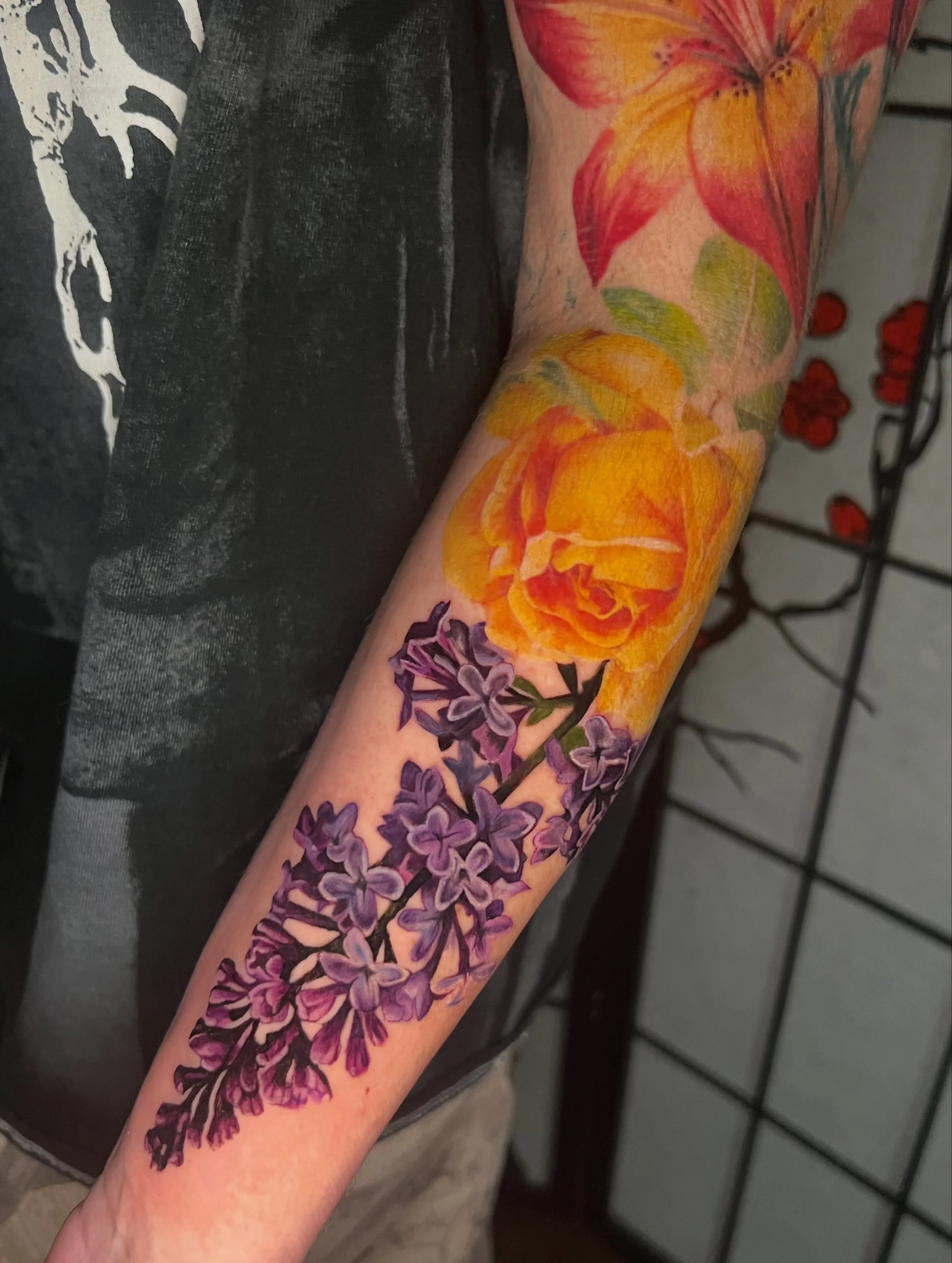 Lilac added to Mellisa&rsquo;s arm last week🥳
We have plans to add more lilac buds throughout her arm and I&rsquo;m very excited to do that🫶🏻 Rest of her arm is healed!
-
Some products used:
@hivecaps @industryinksusa @tattooarmour_usa @maverickta