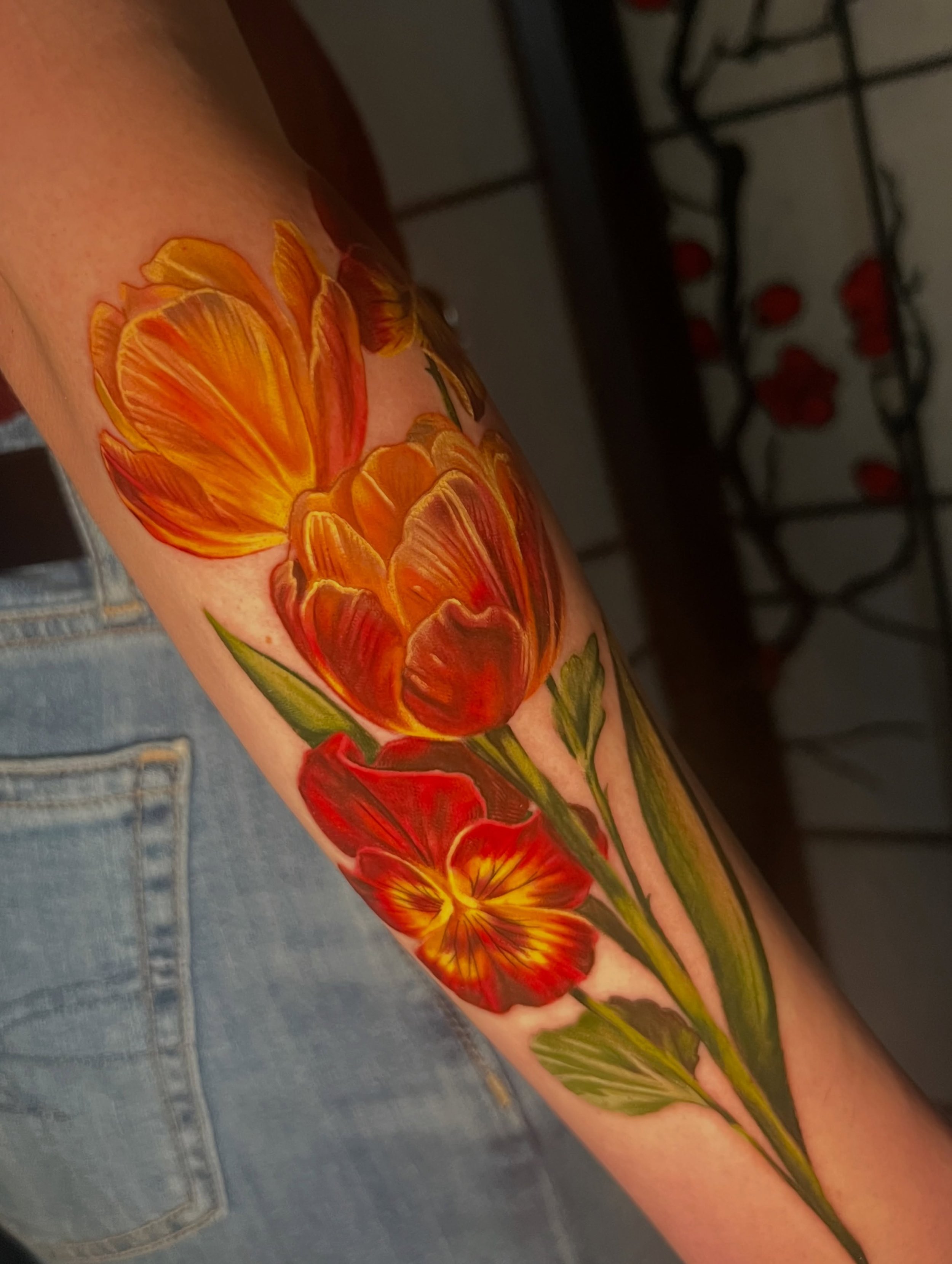 Sunset tulips &amp; pansies for Megan&rsquo;s second tattoo yesterday!☀️
Thanks for the trust!
-
Some products used:
@mavericktattoomercantile @blastedtattoocare @hivecaps @tattooarmour_usa @industryinksusa