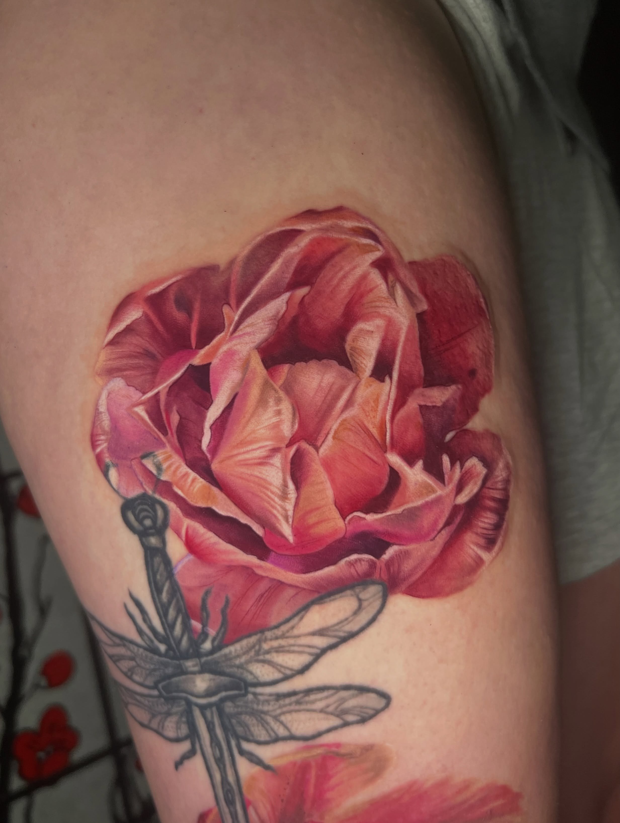 Peony rose added to Greys leg! The bottom one is all healed up, and we have one more to add! 🧚
*dagger piece not by me.
-
Some products used:
@goodjudy.ca @mavericktattoomercantile @industryinksusa @blastedtattoocare @hivecaps @tattooarmour_usa 
#mn