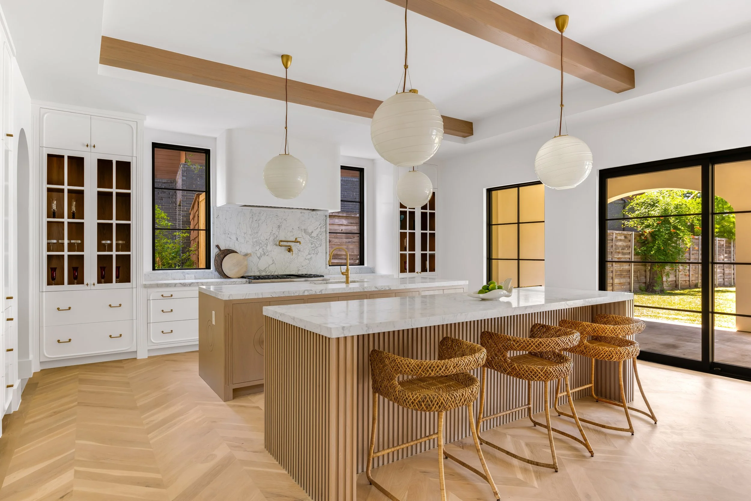 4032-lively-web-jessica-koltun-broker-realtor-interior-designer-selling-dallas-netflix-hgtv-strictly-natural-light10 copy.jpg