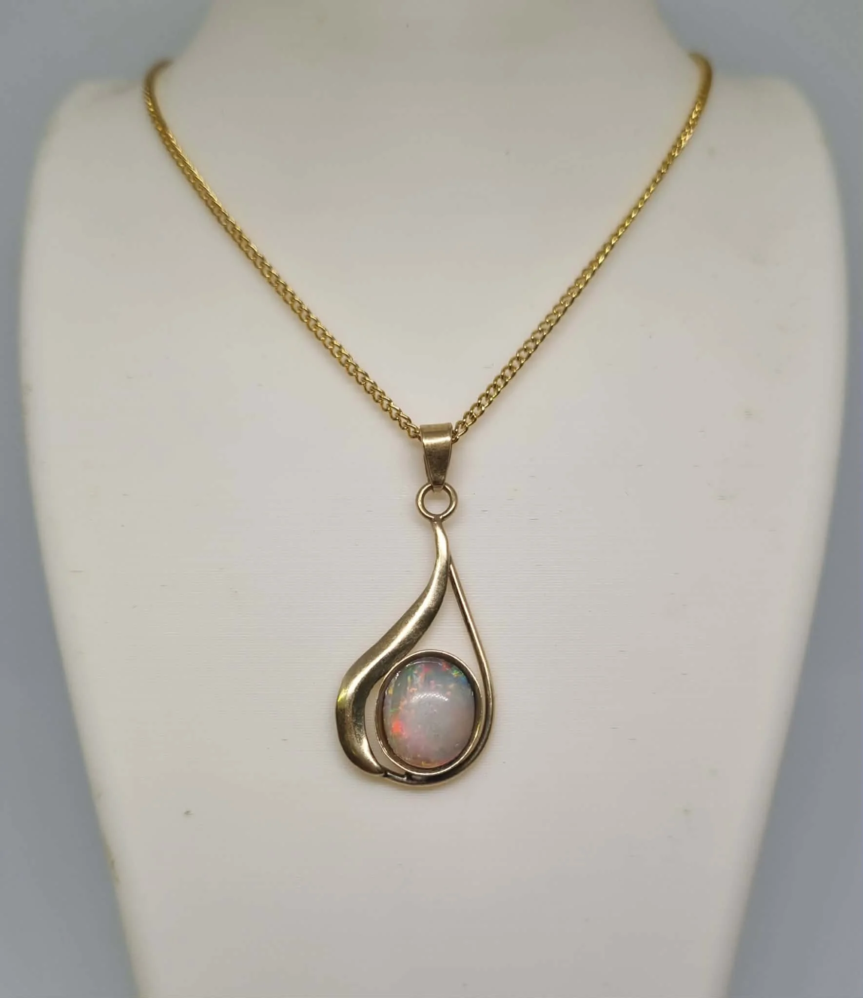 Pendant Australian Solid Opal  9 ct Yellow Gold (Total Weight: 1.2 gram)  Opal Size: 9 mm x 7 mm,  0.9 cm x 0.7 cm