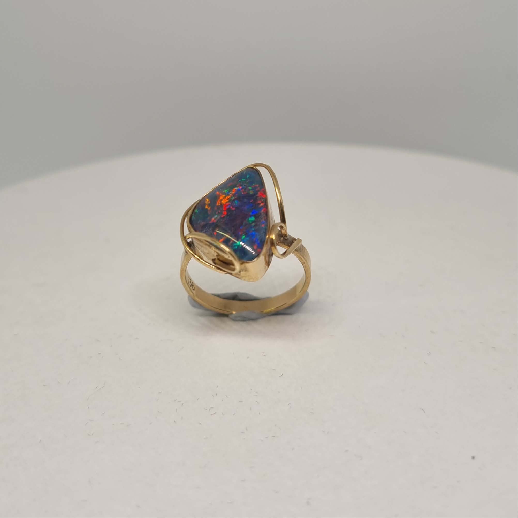 Ring Australian Opal 9 ct Yellow Gold (Total Weight: 3 gram) Opal Size: 12 mm x 10 mm, 1.2 cm x 1 cm (Ring Size: 16 mm,  K, 5.5)