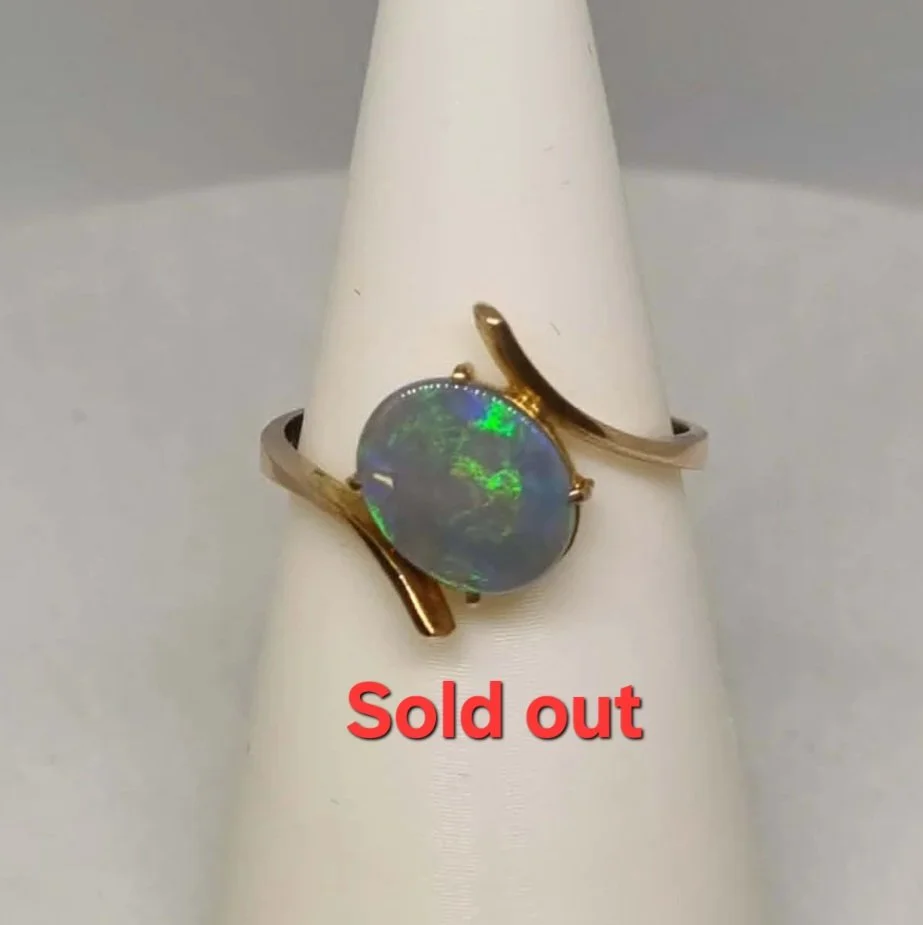 Ring Australian Solid Opal 9K Yellow Gold (Opal Size: 10mm x 8mm, 1.0cm x 0.8cm) Total Weight: 1.77 grams Ring Size: 17.3mm, N-7