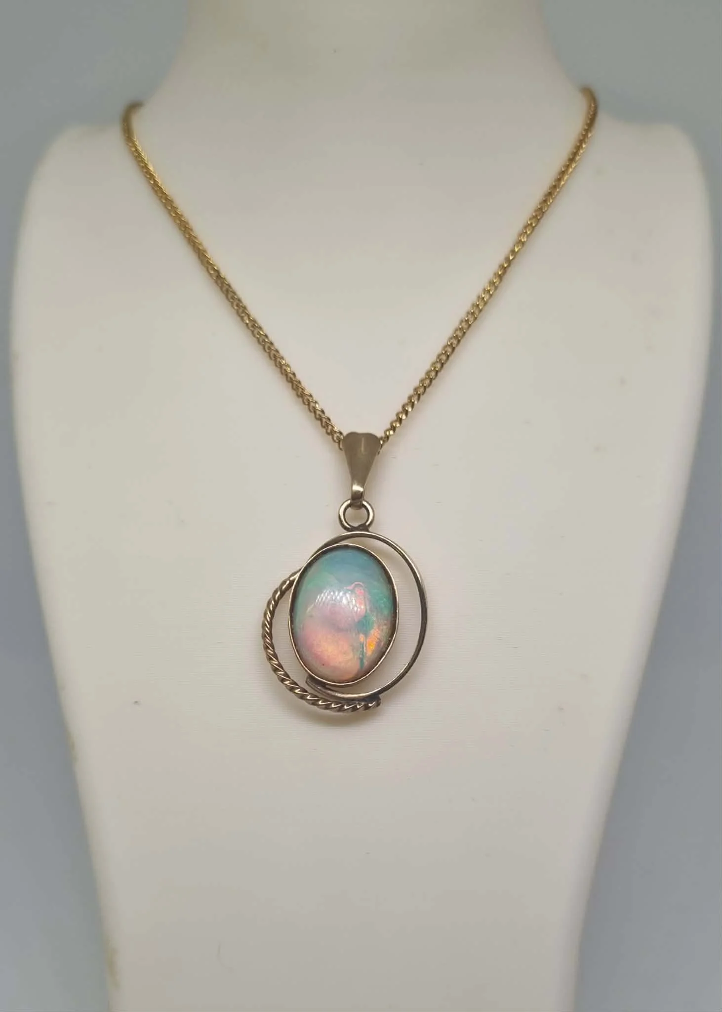 Pendant Australian Solid Opal  9 ct Yellow Gold (Total Weight: 1.9 gram)  Opal Size: 13 mm x 9 mm,  1.3 cm x 0.9 cm