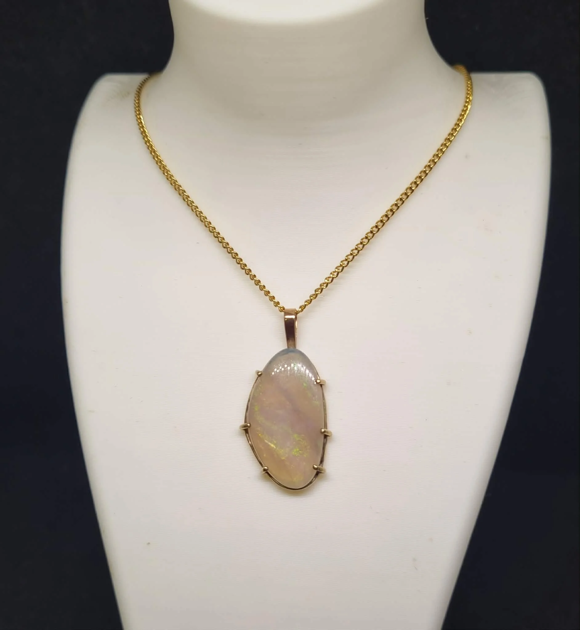 Pendant Australian Solid Opal 9 ct Yellow Gold (Total Weight: 1.5 gram) Opal Size: 20 mm x 10 mm,  2 cm x 1 cm