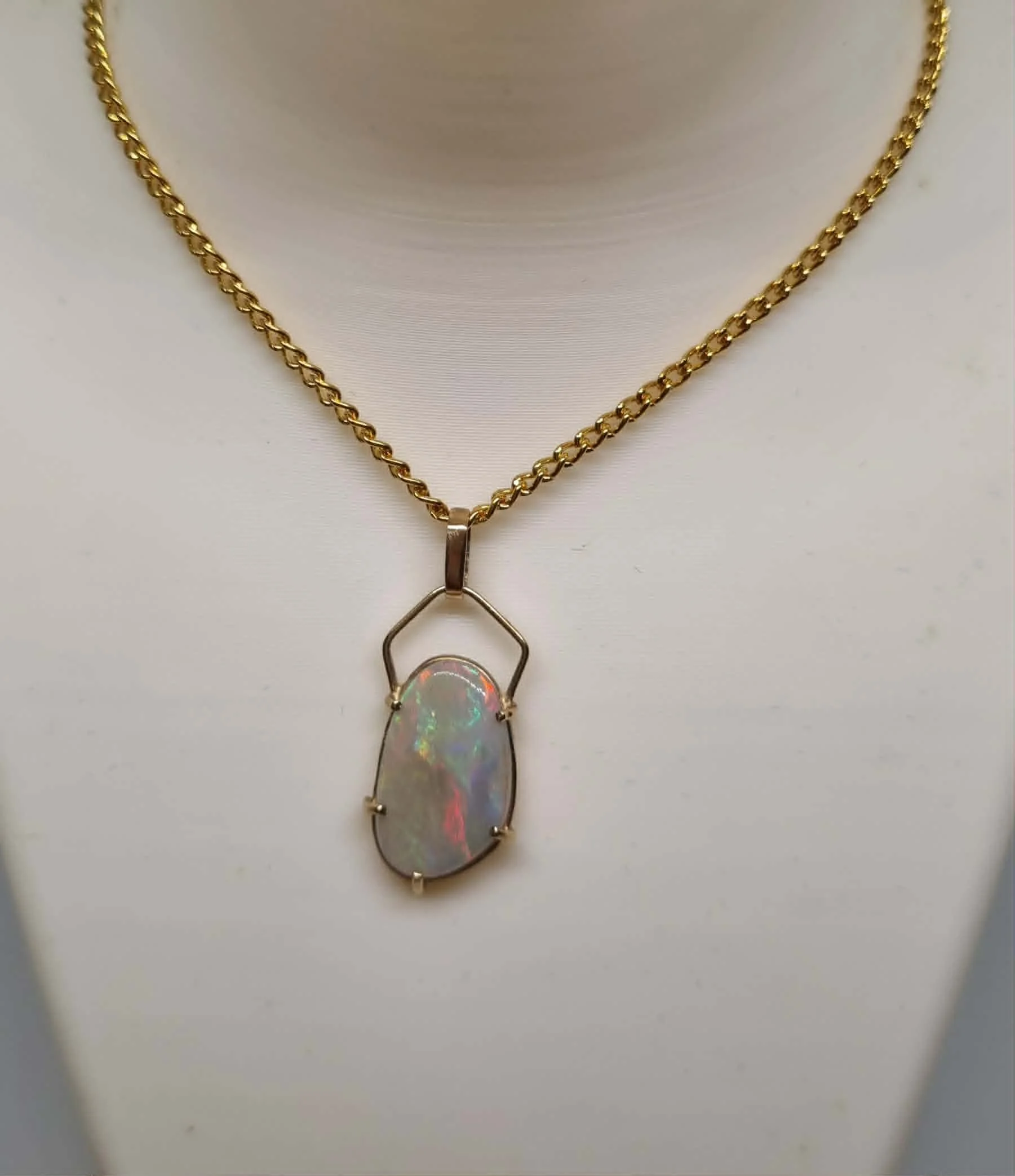 Pendant Australian Solid Opal 9 ct Yellow Gold  (Opal Size: 15 mm x 10 mm, 1.5 cm x 1.0 cm) Total Weight: 1.12 grams