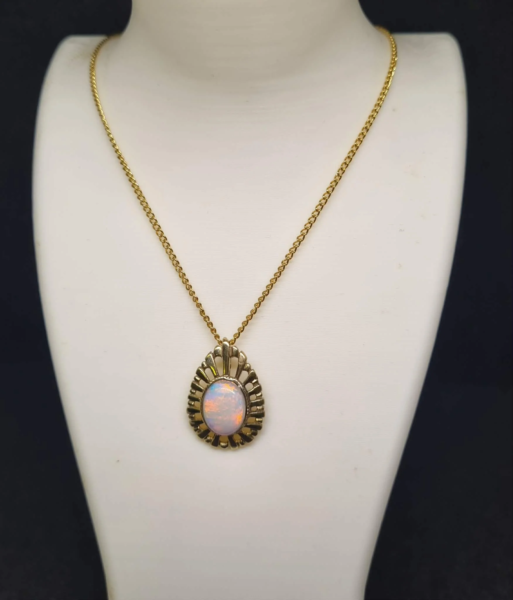 Pendant Australian Solid Opal 9 ct Yellow Gold (Total Weight: 1.9 gram) Opal Size: 10 mm x 8 mm  1 cm x 0.8 cm