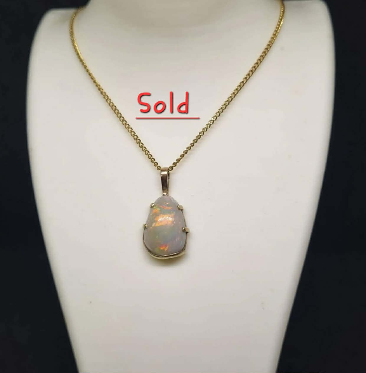 Pendant Australian Solid Opal 9 ct Yellow Gold (Total Weight: 1.8 gram) Opal Size: 15 mm x 10 mm, 1.5 cm x 1 cm