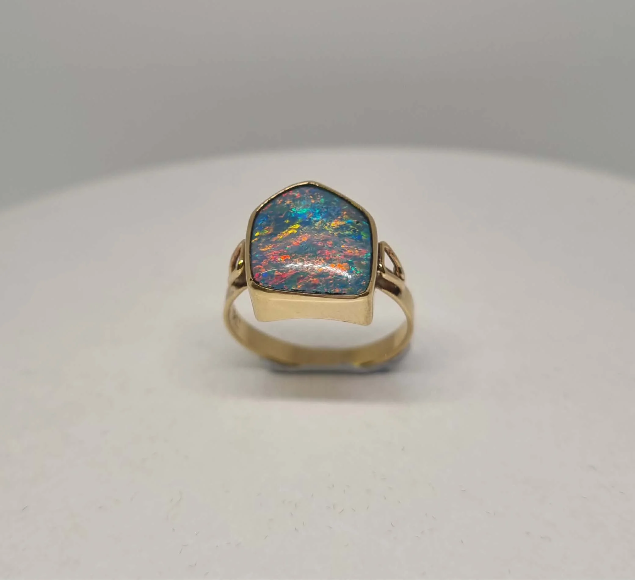 Ring Australian Opal 9 ct Yellow Gold ( Total Weight: 4 grams) Opal Size: 11 mm x 10 mm, 1.1 cm x 1 cm ( Ring Size: 18 mm,  P, 8)