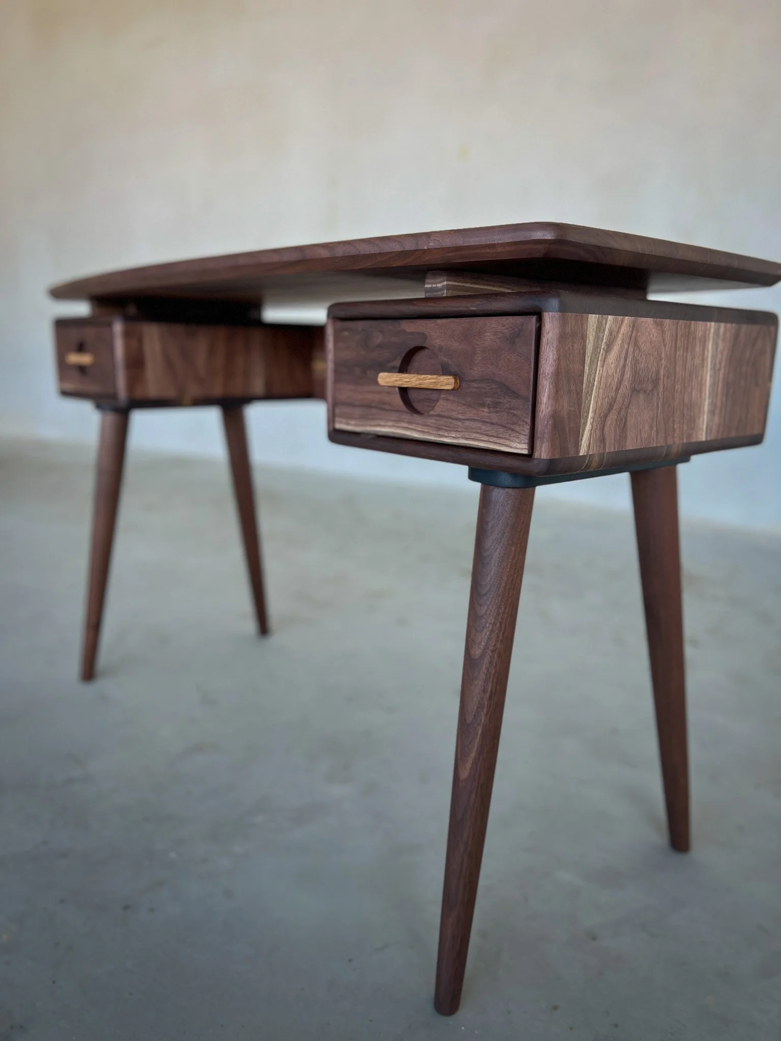 Isara Desk
