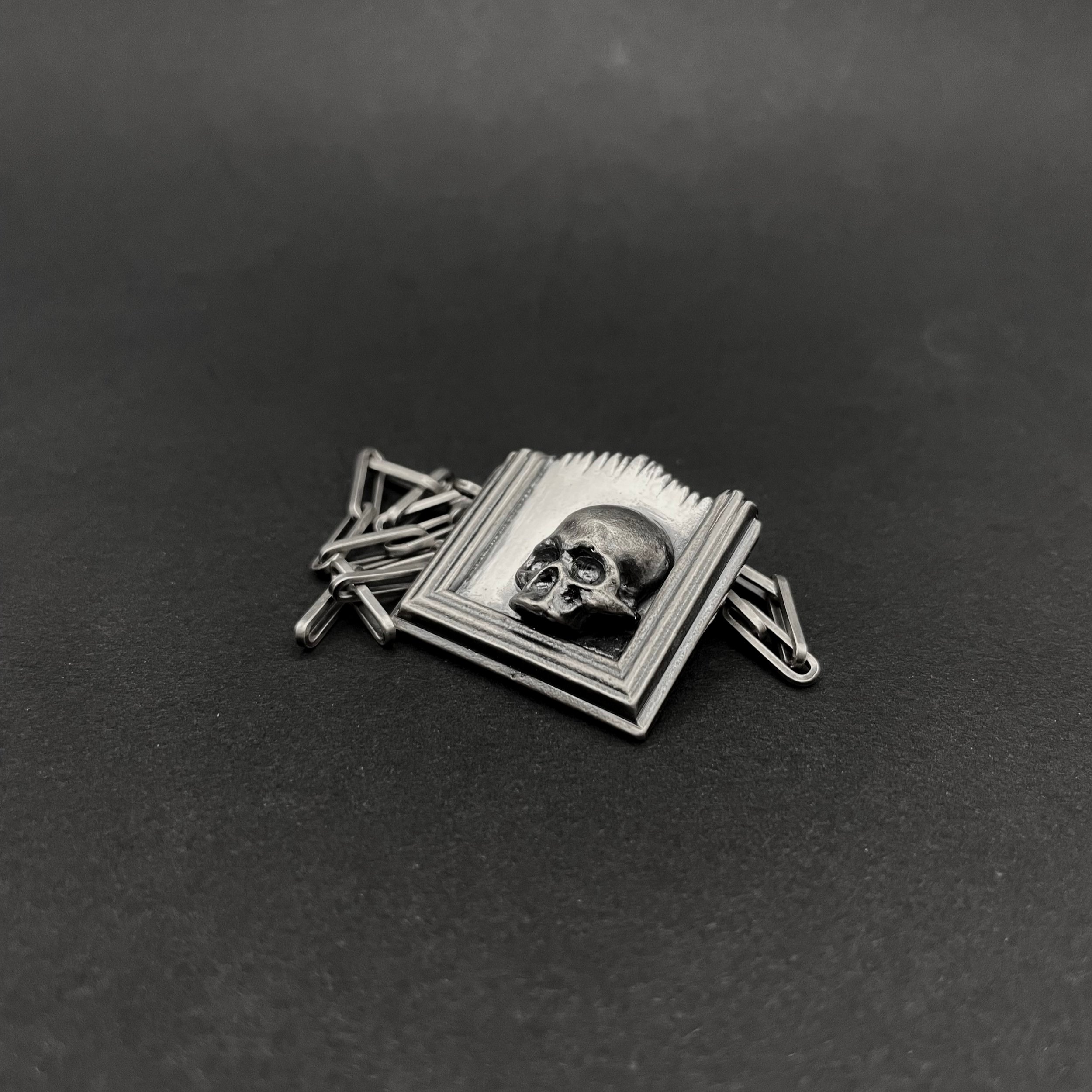 Pendentif. Vanité au Crâne II.
