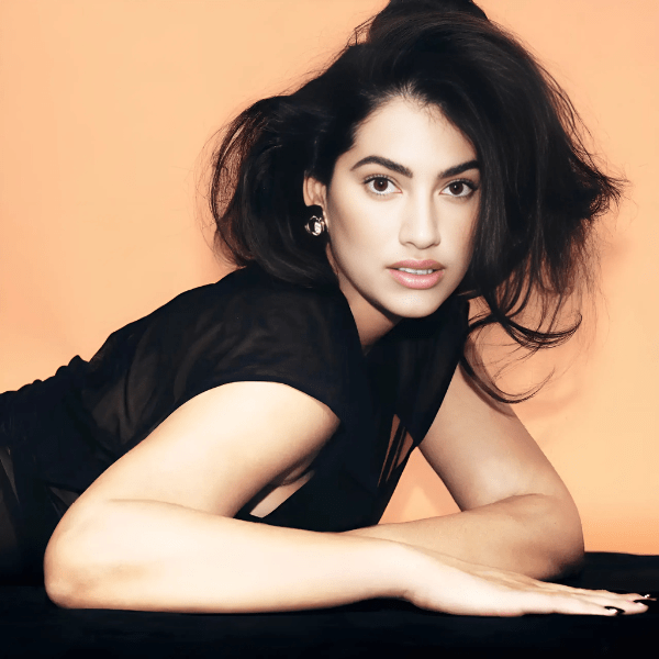  Lorena DURÁN   Mannequin espagnole reconnue pour sa défense de la diversité corporelle, Lorena DURÁN incarne l'affirmation de soi. Rejoignant Etam en 2024, elle devient une figure clé du mouvement body positive.   Sa collaboration avec la marque souligne son engagement pour l'inclusivité, offrant une vision moderne et audacieuse de la féminité. Lorena inspire ainsi toutes les femmes à se sentir belles dans leur peau !   ©Javier Biosca 