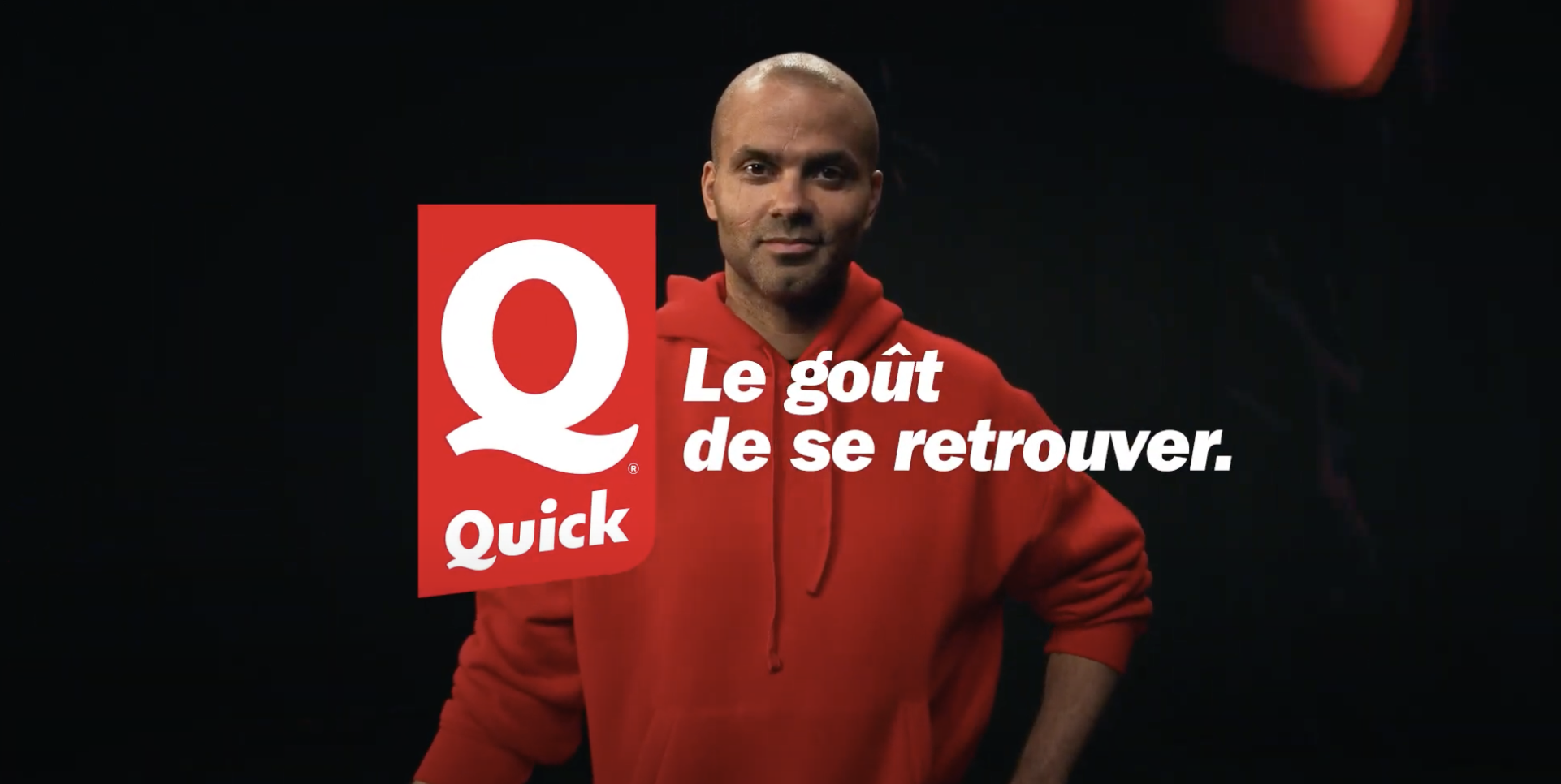  ©Quick  Quick, sur le terrain de la relance  Avec une ascension fulgurante sur   le marché de la restauration rapide  , Quick se positionne désormais sur le terrain de la relance, porté par des chiffres significatifs. En effet, en 2023, la marque a enregistré un chiffre d'affaires remarquable de 415 millions d'euros, marquant une croissance totale de +20% par rapport à l'année précédente. Pour alimenter cette trajectoire ascendante, Quick vise l'ouverture d'une trentaine de nouveaux établissements en 2024, soit une nette augmentation par rapport aux 18 inaugurations de l'année précédente, s'ajoutant ainsi aux 135 restaurants déjà existants.  Parmi les facteurs clés de ce succès retentissant, la stratégie de partenariats multiples se révèle déterminante. a création de recettes sous licence a aussi joué un rôle crucial dans l'attrait de la clientèle. De plus, une évolution rapide de la carte, avec de nouveaux produits toutes les six semaines environ, démontre une capacité d'adaptation aux attentes changeantes des consommateurs.  Avec un impressionnant total de 50 millions de clients servis en 2023, Quick a réussi à accroître sa notoriété de 10% depuis son rachat. Chaque restaurant affiche en moyenne un chiffre d'affaires de 3,5 millions d'euros, témoignant d'une rentabilité accrue et d'une attractivité renforcée de la marque.  Dans la continuité de ses initiatives fructueuses, Quick s'associe désormais à Tony PARKER, ajoutant ainsi une nouvelle dimension à sa stratégie de marketing. Après des partenariats réussis avec Norbert TARAYRE et Eric & Ramzy, cette collaboration avec Tony PARKER promet d'insuffler un nouvel élan à la marque, tout en consolidant sa position sur le marché concurrentiel de la restauration rapide.    Quick et Tony PARKER, 12 ans après 