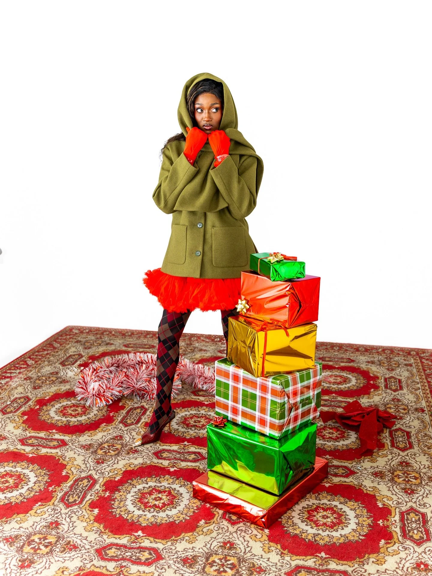 Holiday fashion editorial shot in studio.
Model &amp; Design: @lisa.cttrt
Photography: @eliapress

#eliapress #fashionphotographer #fashioneditorial #fashionphotography #editorialportrait