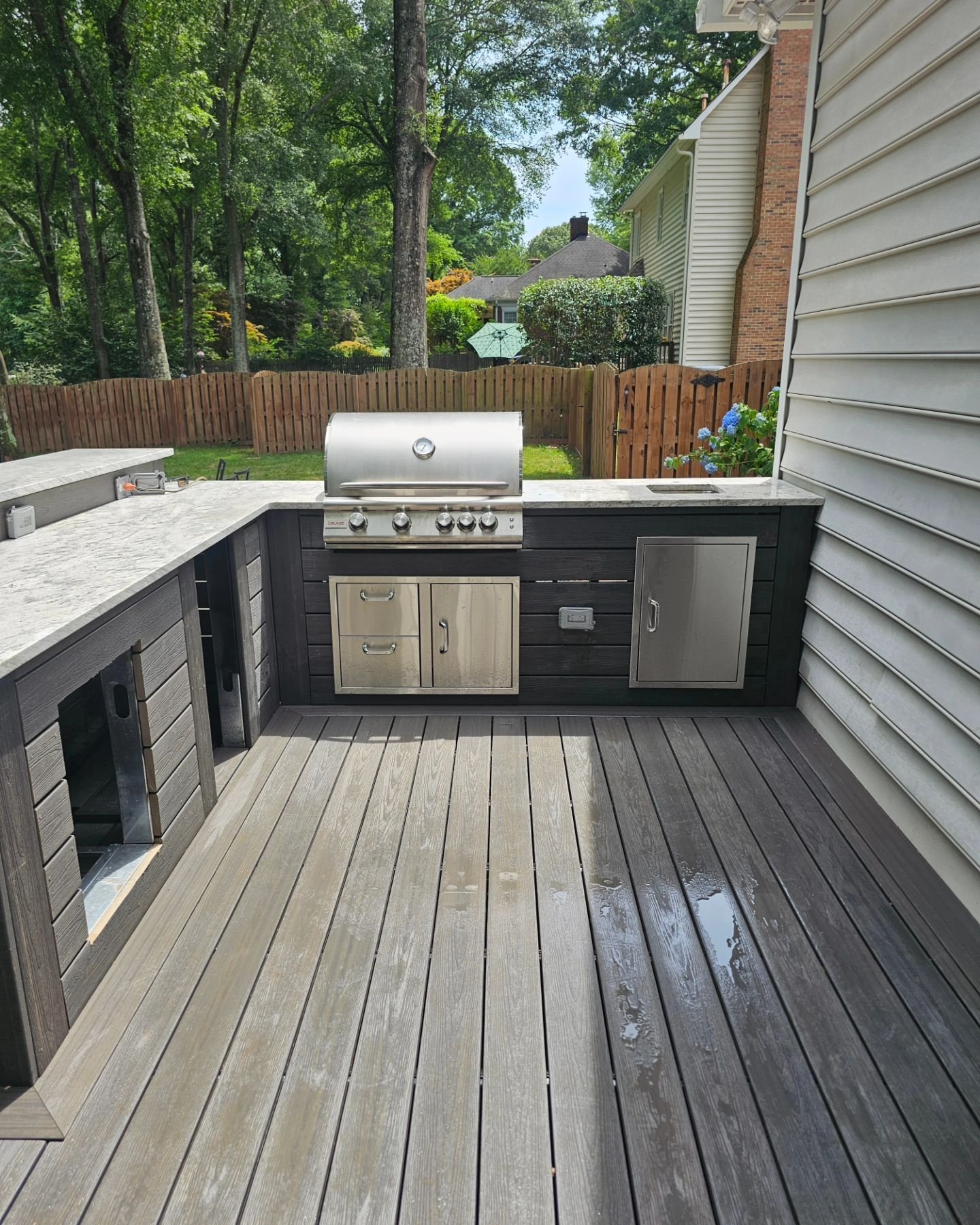 Granite counter tops and wire railing is in. Just waiting on the last couple appliances.  Custom built kitchen from steel framing wrapped in composite decking. Low maintenance and will last forever. How about that granite?

@ecg_upstate @fiberondecki