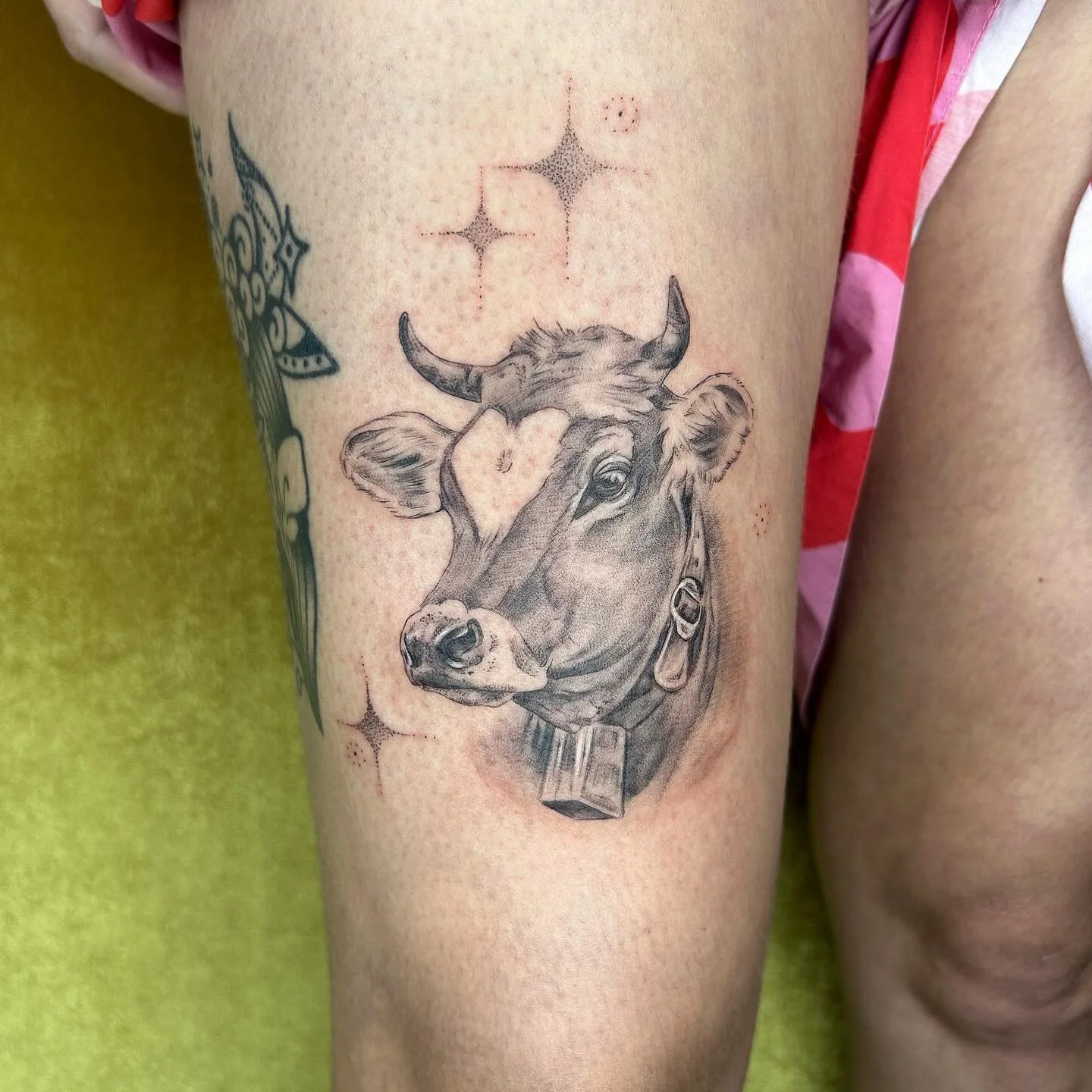 cow 🐮 pal for my client, lucy ☺️. thank you! 

#horseface #horsefacetattoo #keepsaketattoopdx #keepsaketattoo #queertattooer #qttr  #queerpdx #pdx #portland #pdxtattoo #pdxtattooartist #portlandtattoo #portlandtattooartist #tattoo #oregontattooartis