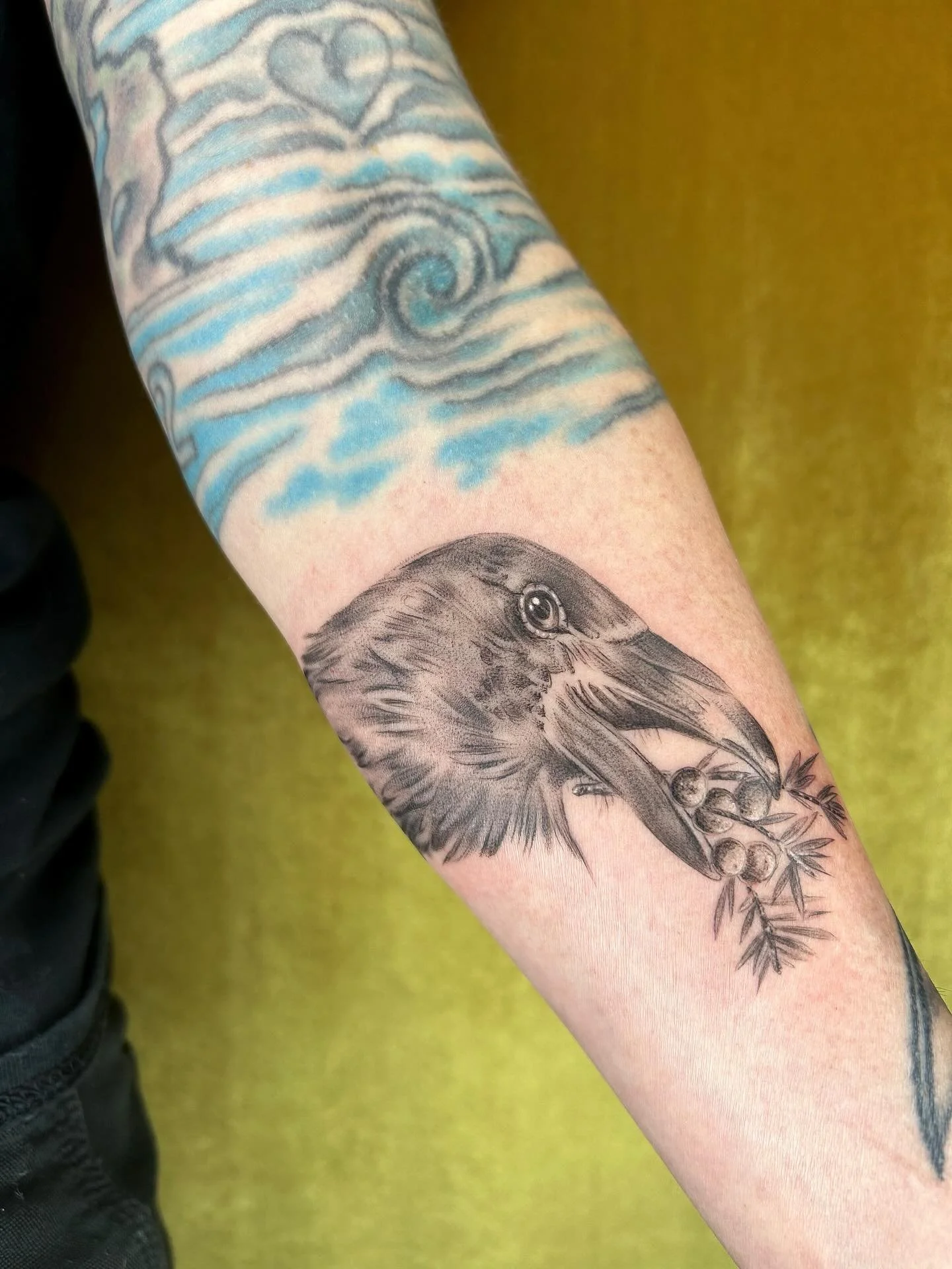 crow 🐦&zwj;⬛ holding juniper berries for anna. this was a customized flash piece raffled to benefit @otatpdx &amp; @paw_teampdx 🐶. thanks so much to anna &amp; everyone who helped raise funds 💵 to help these organizations!

#horseface #horsefaceta