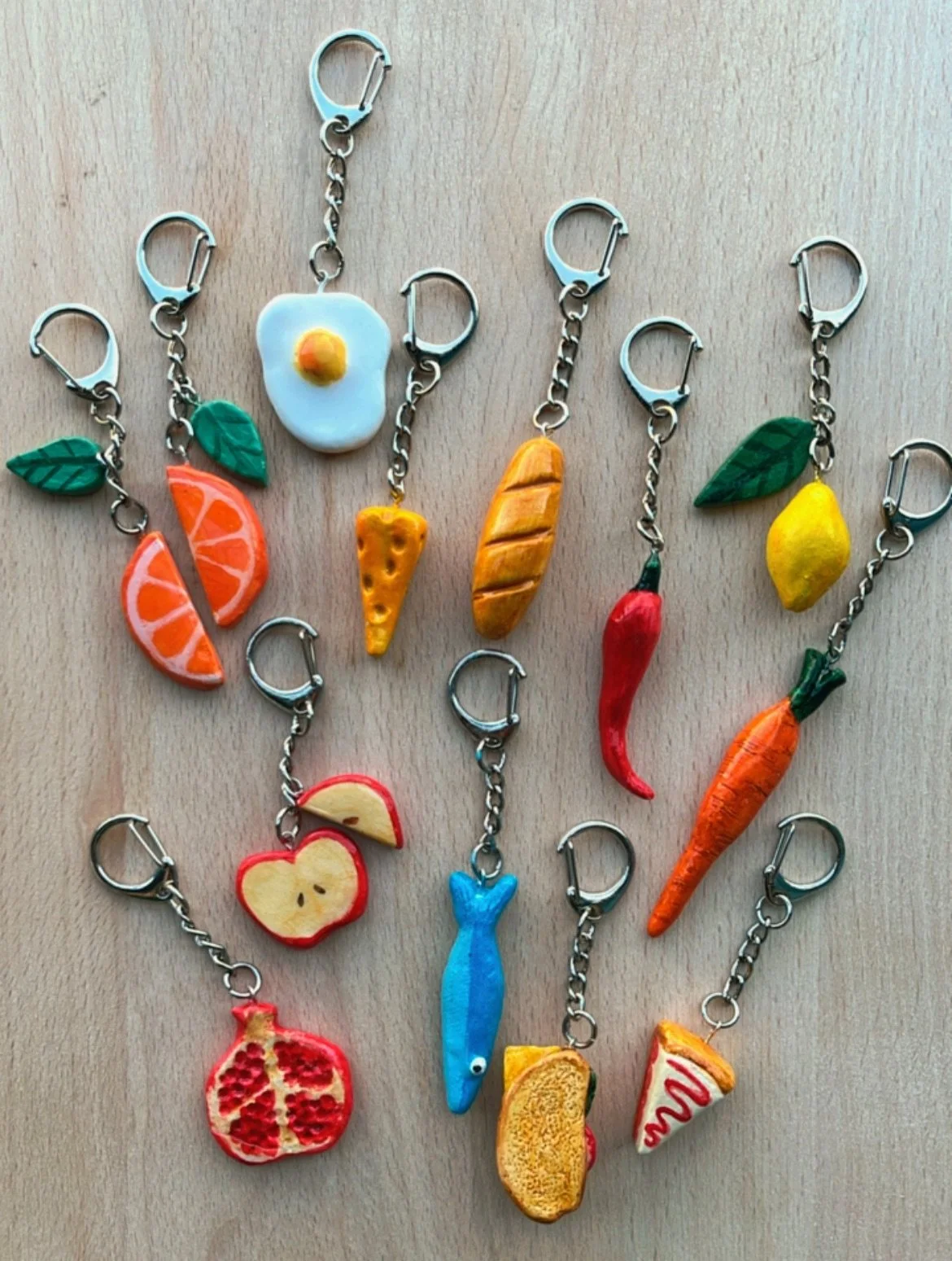 Освен любимите магнити и пинове, към колекцията се присъединяват и нови керамични ключодържатели!
Те направиха своя дебют съвсем наскоро и ще може да ги видите (и грабнете 😉) на предстоящи базари.
.
.
.
#clayart #illustration #handmade #keychains #b