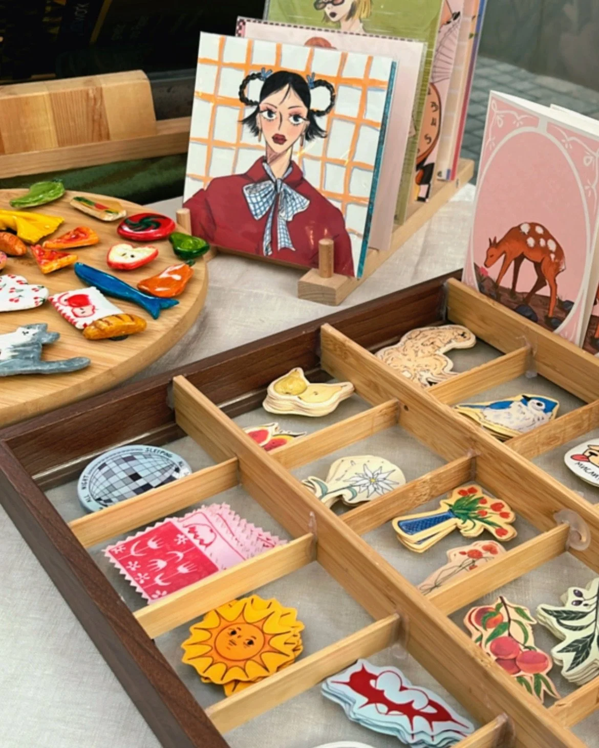 И&hellip;от утре отново на базар! От 15-18ти ще съм на @bazarnaizkustvata на пл. Славейков с надежди да не вали (отново). :D 
.
.
.
.
.
#illustration #artbazaar #handmade #illustrator #stickers  #ceramicmagnets #clay #prints #artmarkets