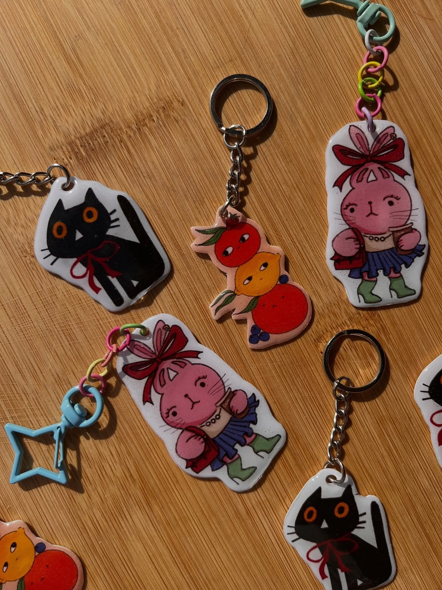 Подготовка за базар, нови продукти и есенни кадри 💫
.
.
.
.
.
.
#artbazar #popupmarket #illustration #creative #ceramicmagnets #keychains #smallartist #handmade #illustrator #freelance