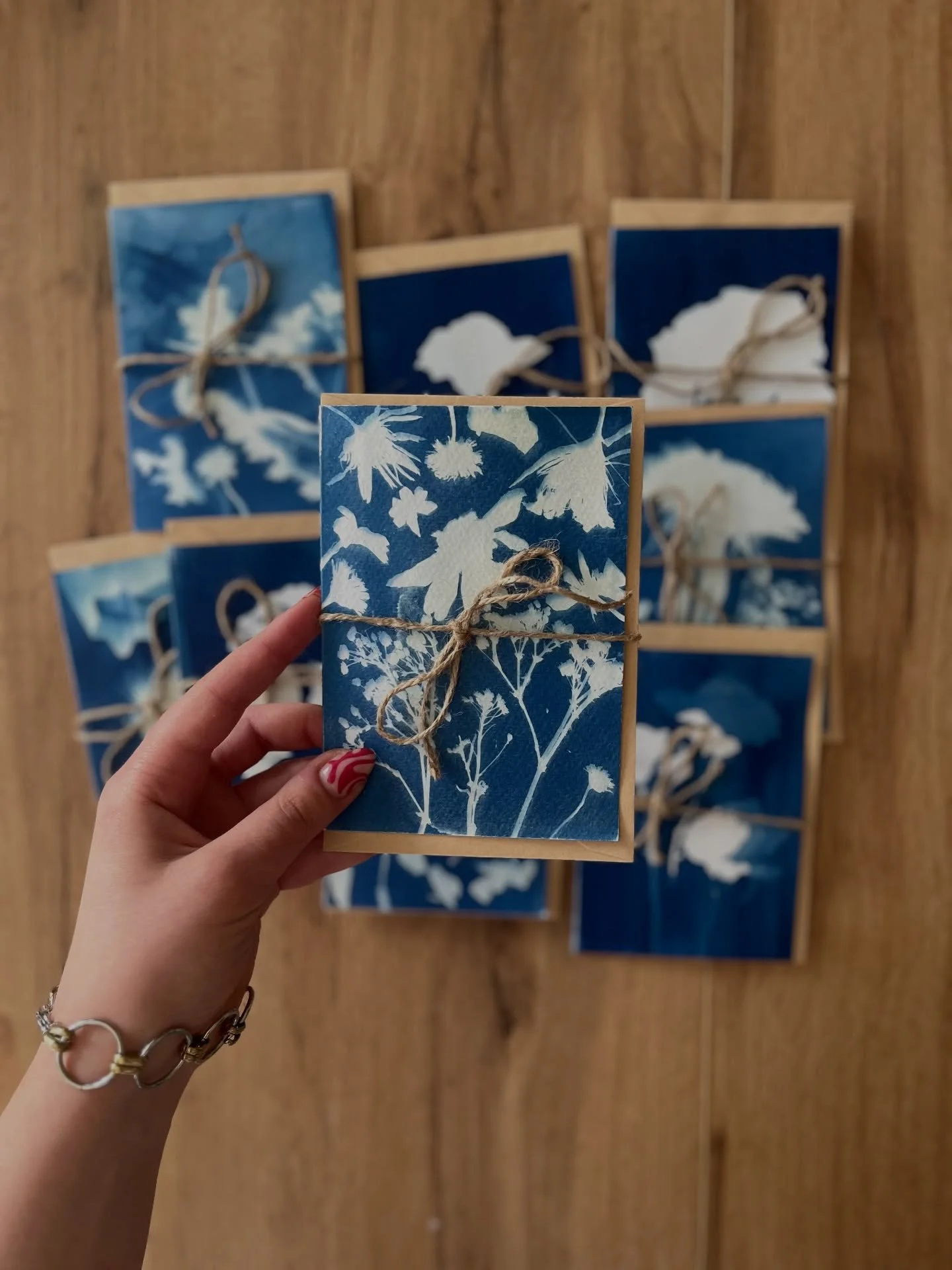 Картички направени с техника за принтиране- цианотипия. 🌱
.
.
.
.
#cyanotype #greetingcard #primtmaking #illustration #illustrator #smallartist #handmade #floral