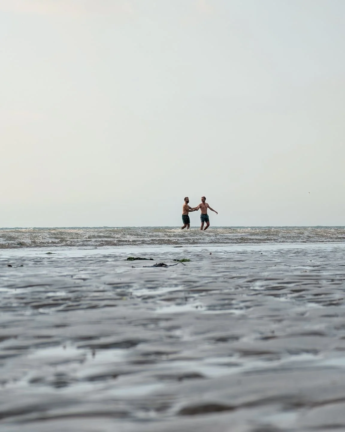 It&rsquo;s funny... it&rsquo;s never really about the places, is it? It&rsquo;s the people, the laughs, the random mornings like when Tom took us to his favorite ocean spot. Some friendships just make everywhere feel like home! 💚

#uktravel #seaside