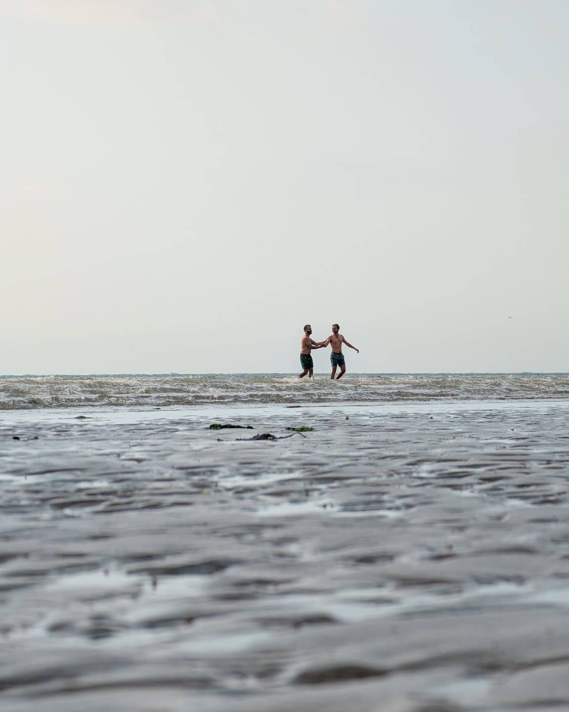 It&rsquo;s funny... it&rsquo;s never really about the places, is it? It&rsquo;s the people, the laughs, the random mornings like when Tom took us to his favorite ocean spot. Some friendships just make everywhere feel like home! 💚

#uktravel #seaside
