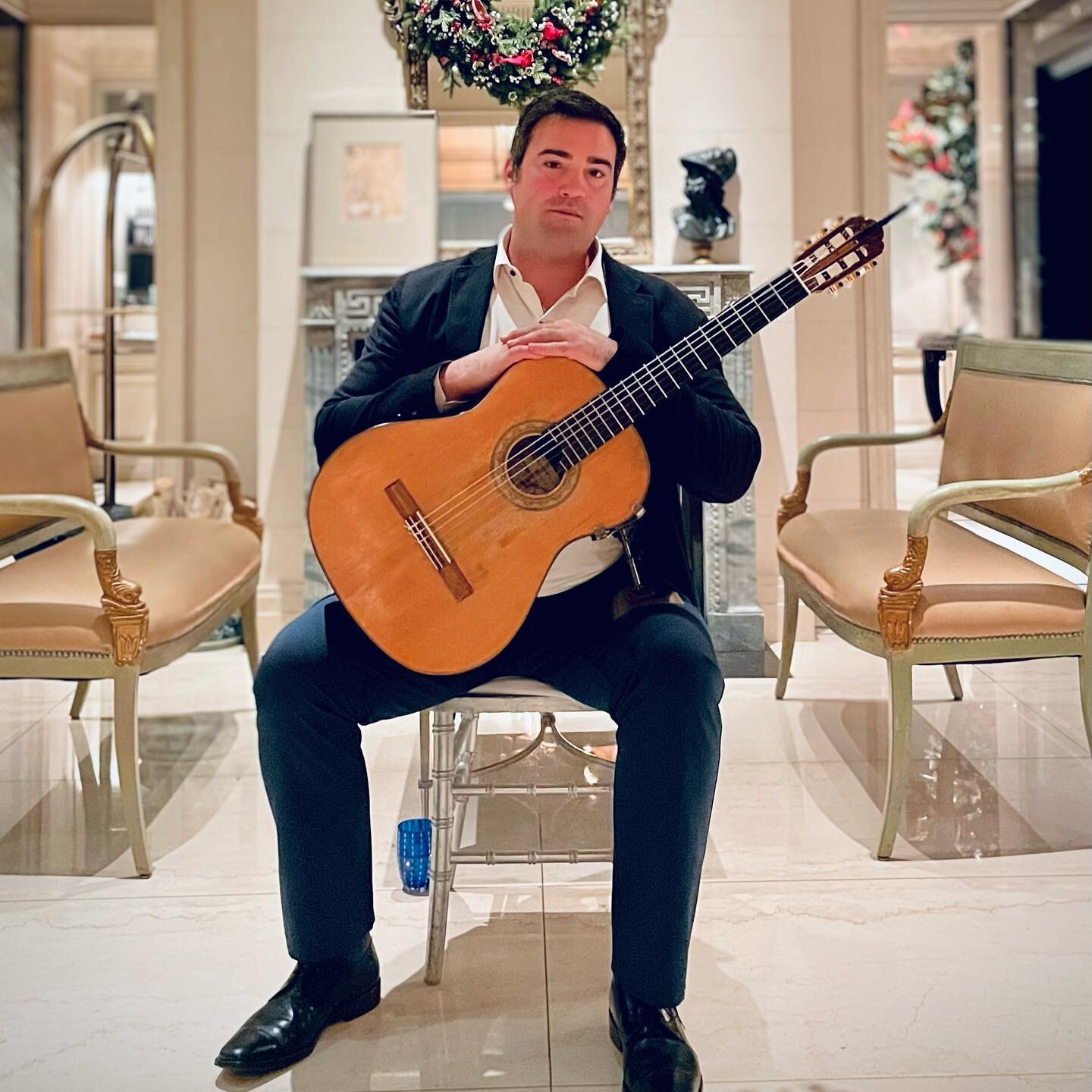 @thelowellhotel of the Upper East Side of New York was the setting for a lovely event at noon today. 

@stormy_barry and I had some killer indian food and got to visit @jonathansolarsfineviolins 

#guitarist #guitar #musician #luxury #hotel #nyc #gig