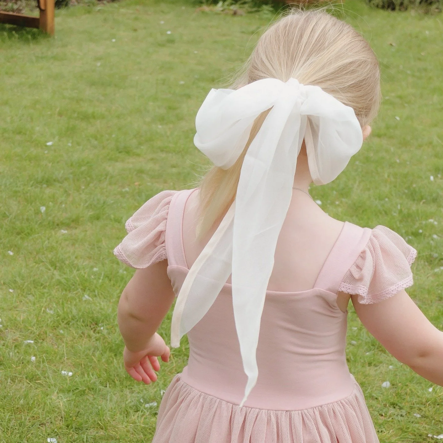 I can't get enough of this bow and blush combo. A scrap of silk can become something 'sew' beautiful. I trimmed this one with some blush bias binding and it is ready for a loving new home! 
#zerowasteaccessories #sustainablewedding #naturalwedding #e