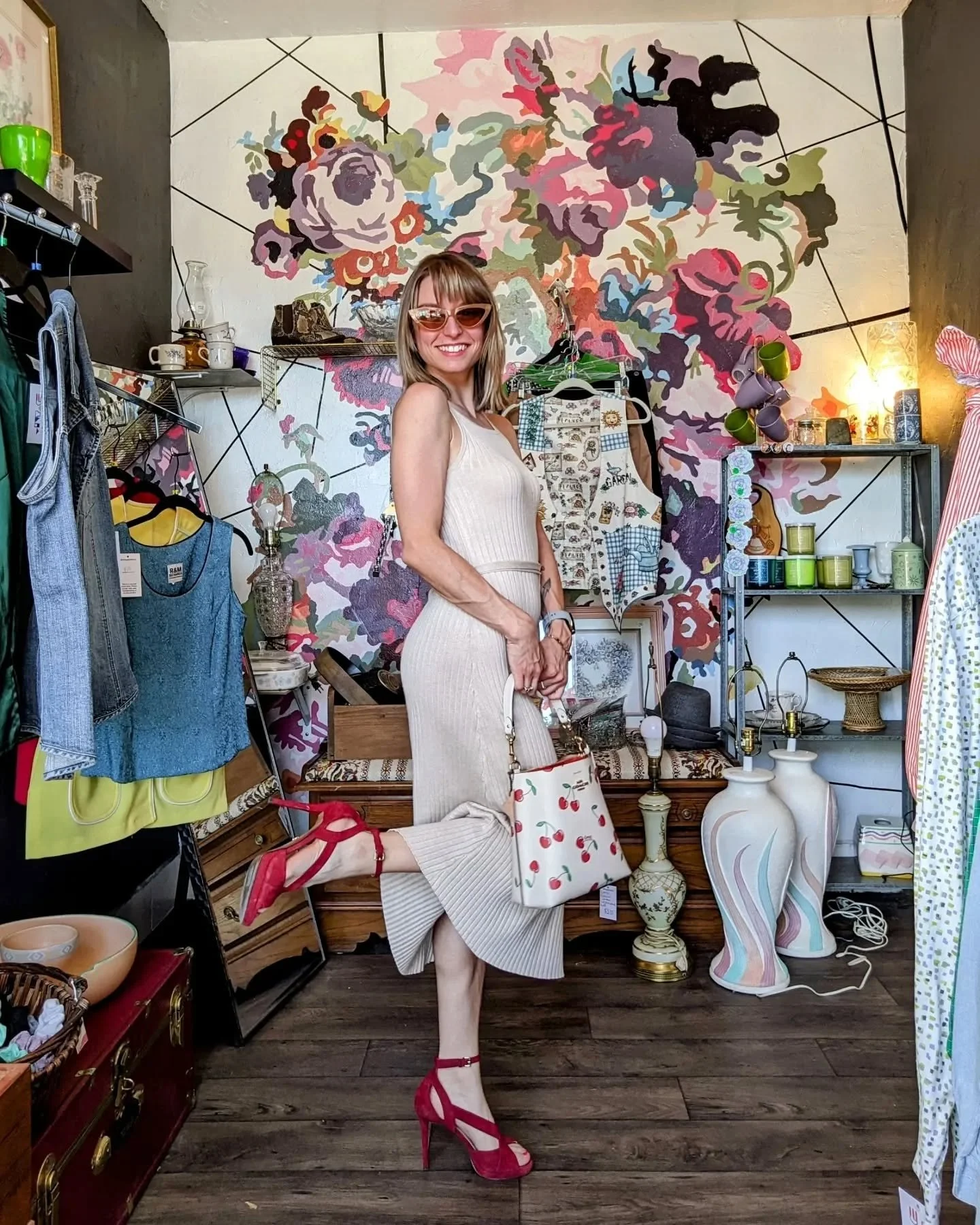 Hey friends! I'm Kristen 👋👋👋

You probably also know me as @KissingWhiskeyVintage and for those new here, I&rsquo;m the owner behind Vintage Drift SLC! I have been a vintage seller for 7 years (!!!) now, starting as an Etsy seller while I worked f