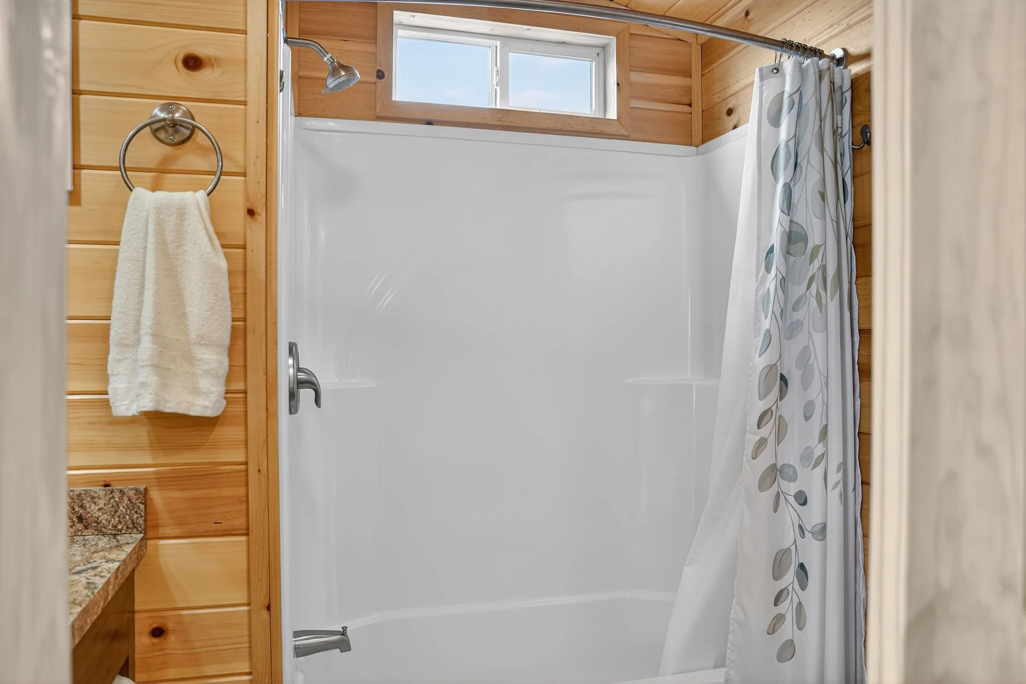 5087_Alice_Ct_Ionia_MI_48846_USA-Cabins-DSC00403.jpg