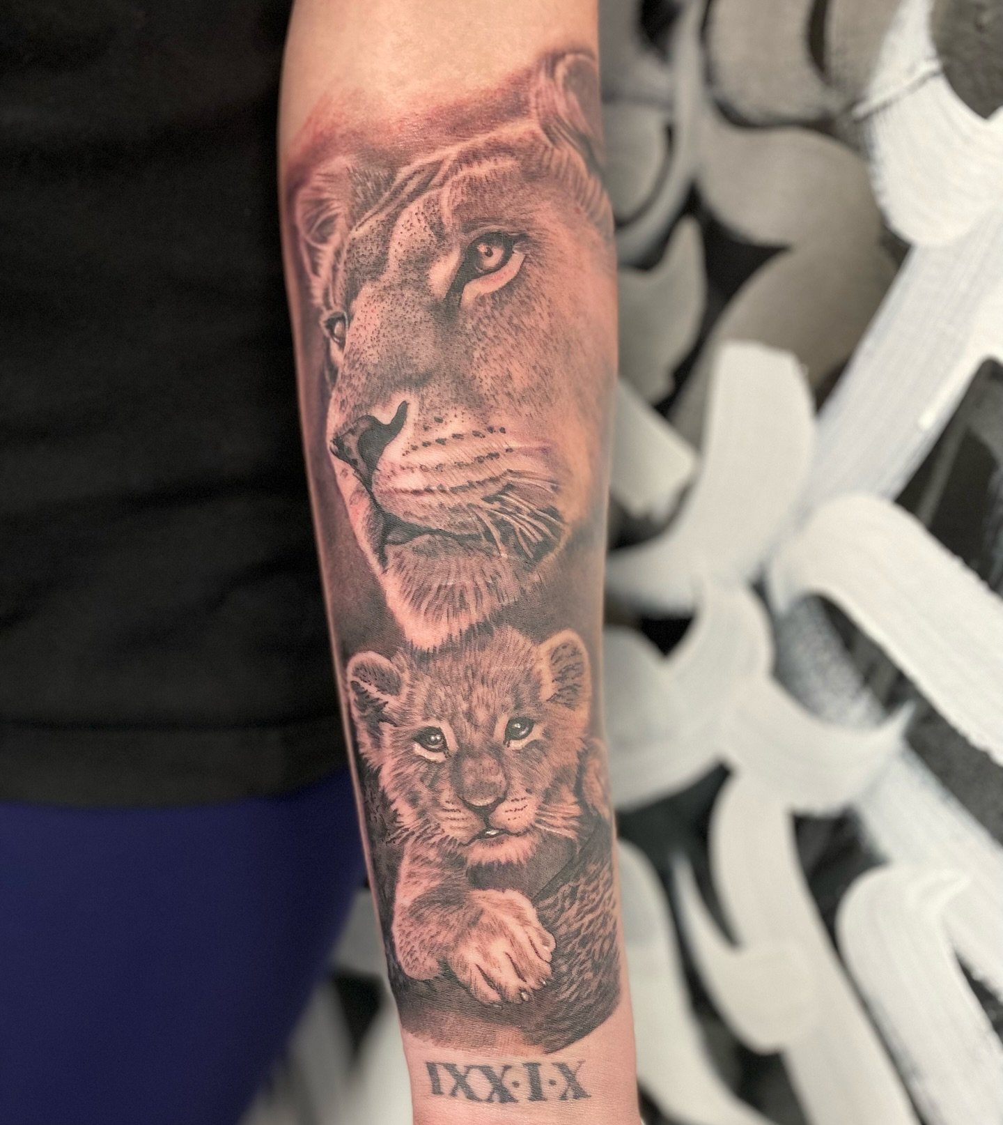 A lioness looking over her cub by our realism Artist @bobpowelltattoo 

To book in and have a chat with bob send us a message today.

Laybuy and Afterpay available