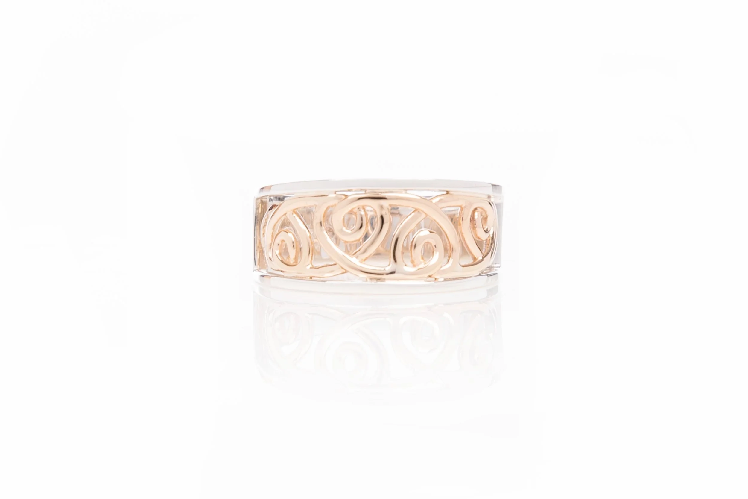 Niamh yellow gold tumbling Celtic love knot