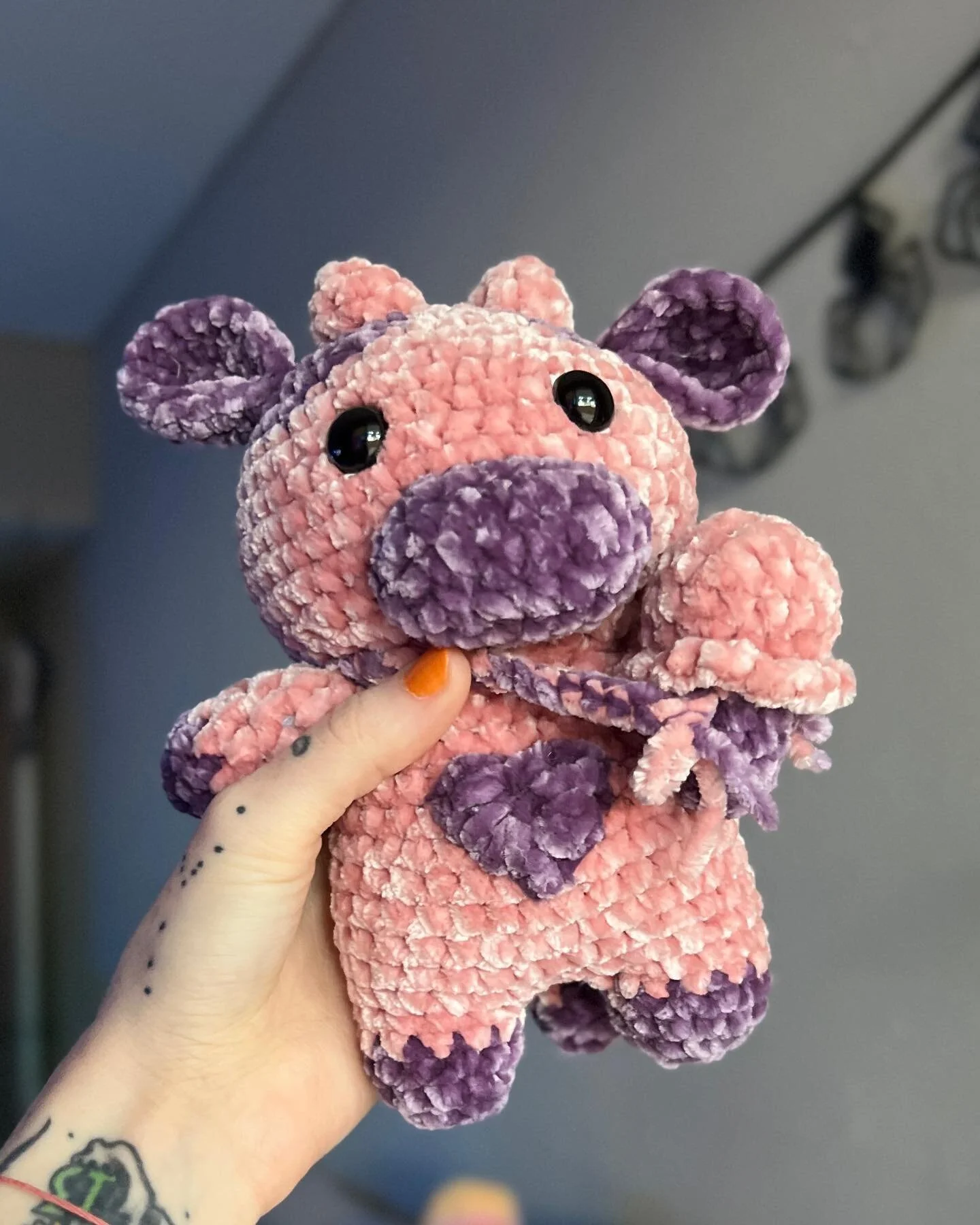 This smol softy needs a new home. Adopt them before they melt.🍦✨

#crochet #crochetcrafts #yarncrafts #cow #cuteaesthetic #resin #resinart #resintoys #resindecor #handmade #queerowned #SWowned #glitter #pink #pinkaesthetic #glitteraesthetic #sparkle