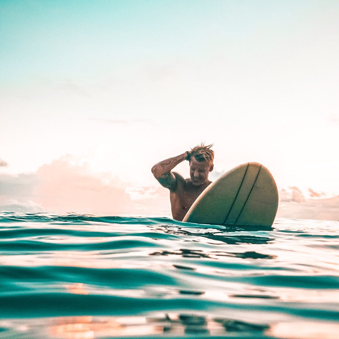 Perks of dating a surfer include frequent beach days, traveling to exotic beaches, and never ending sun kissed adventures! Say hello to #surfersunday 😉.
.
.
.

#surfup #surfsup🏄 #surfing #surflifestyle #beaching #beachvacation #sandiegosurfladies #