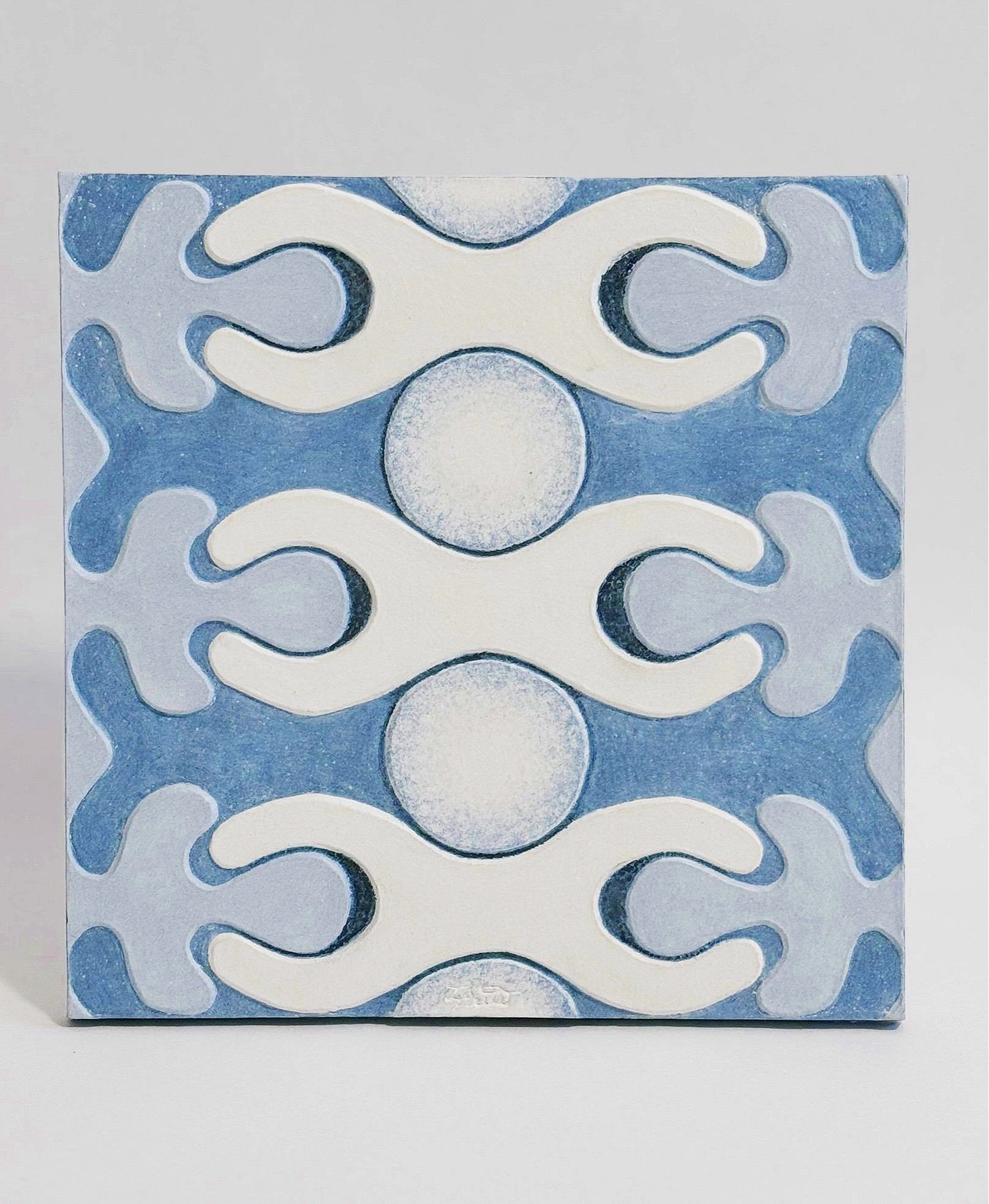 "(Re)conecting" Ceramic, underglaze, oxide and wax finish. (2024). 20 cm x 20 cm.