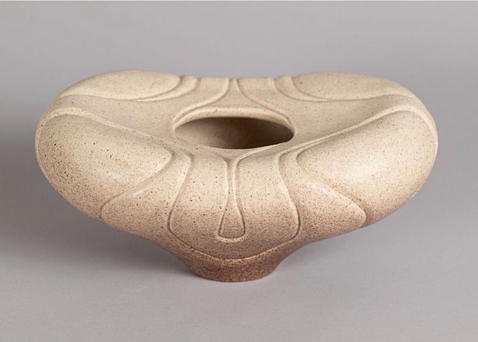 "Reminiscencia" ("Reminiscence").
Ceramic, underglaze and glaze. (2024). 4.25" x 9.25" x 5.75"