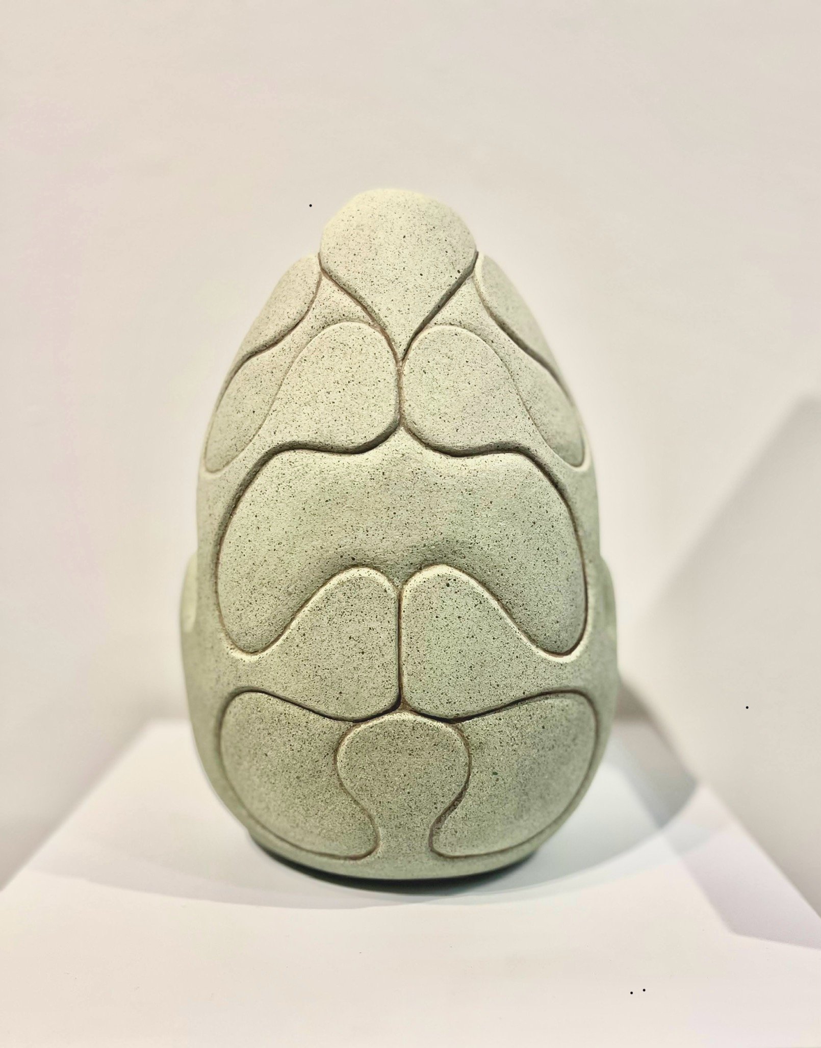 "Génesis" Ceramic, underglazes, stains and glaze. (2023). 10 1/4" x 7 3/8" x 6 5/8". Private Collection.