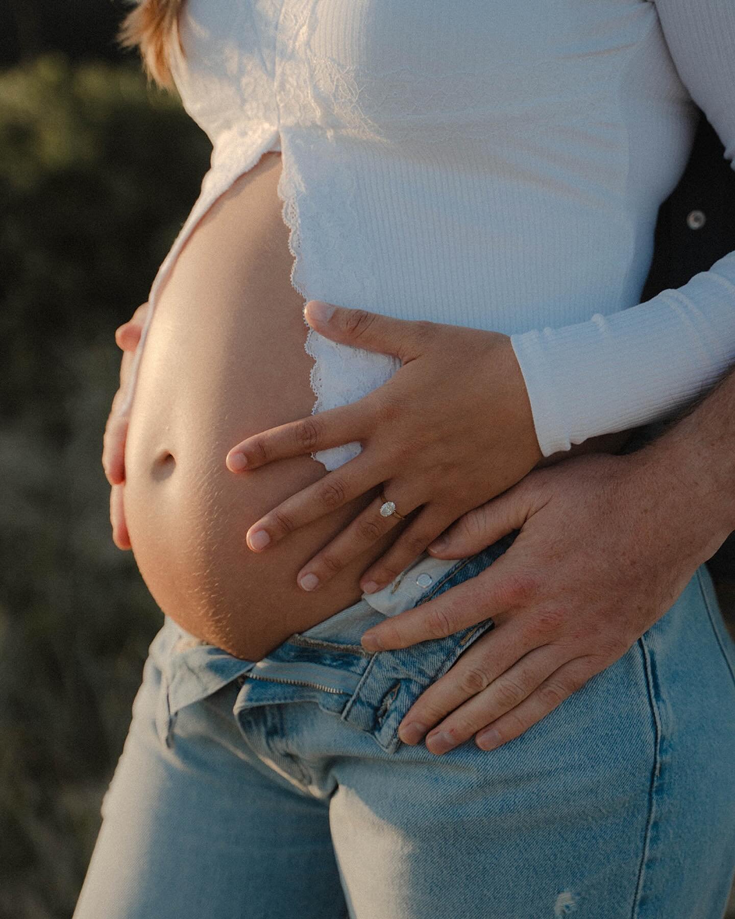 A stunning evening spent with T + J for their maternity/engagement shoot 🤍