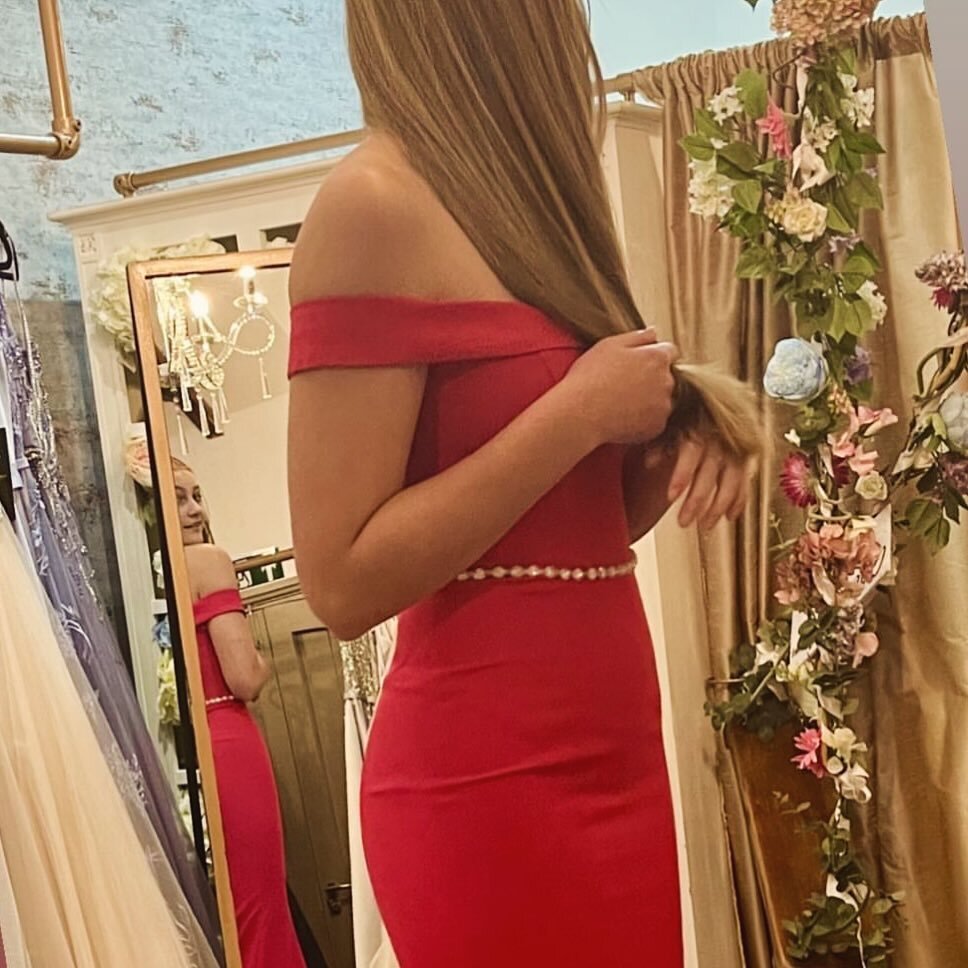 #elegantstyle #showyourshape #figurehugging #gored #bardot #bestyou #shine #innerconfidence #gorg #perfectprom #beaut #glitteratiprom #promdressesbath