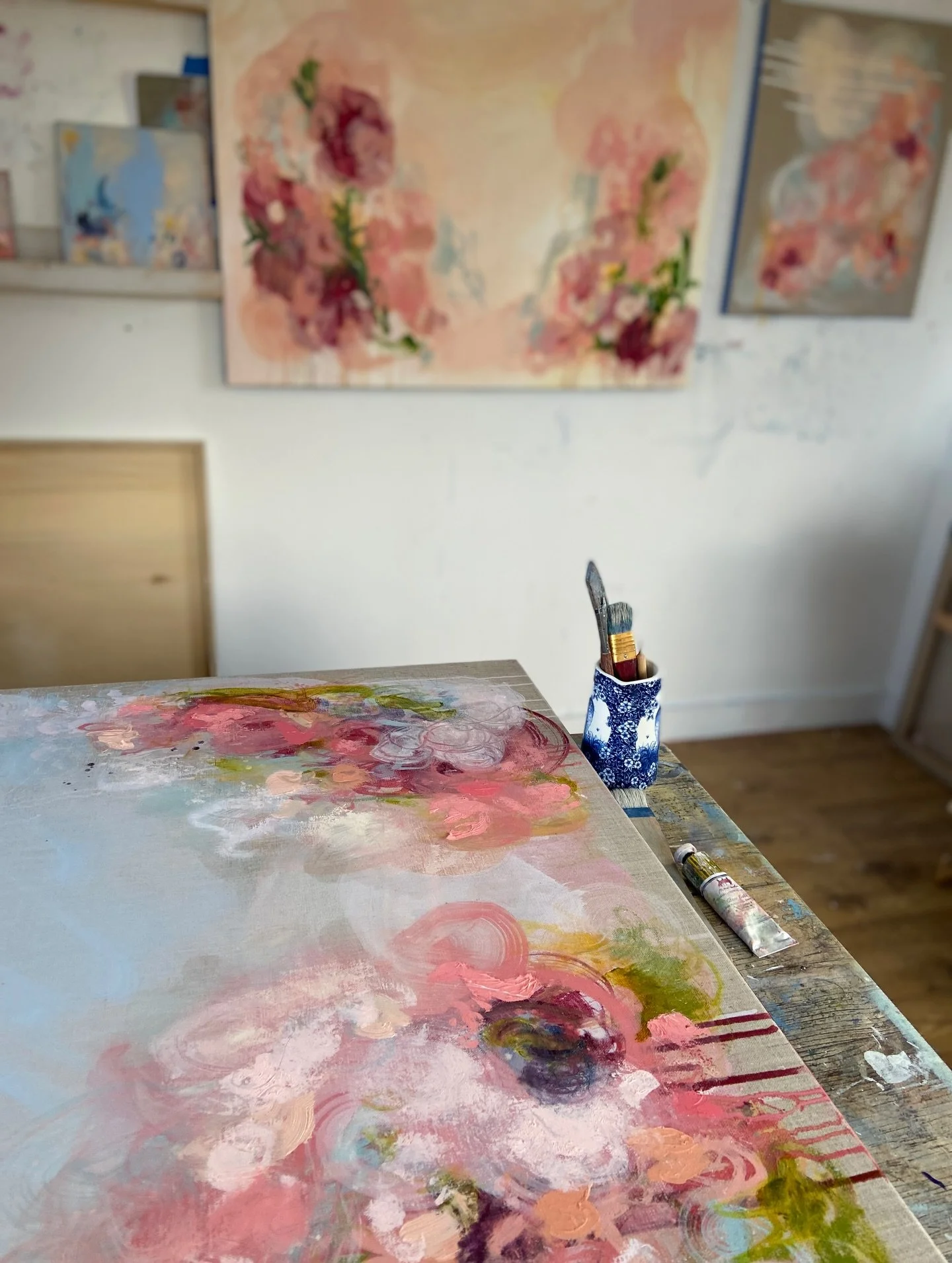 Bloomin cold in my studio today, even with the heater on, short bursts of intuitive marks, colour mixing, patiently adding more layers, will wait a bit more for the oil paint to dry before adding some more glazes.

Looking forward to my next exhibiti