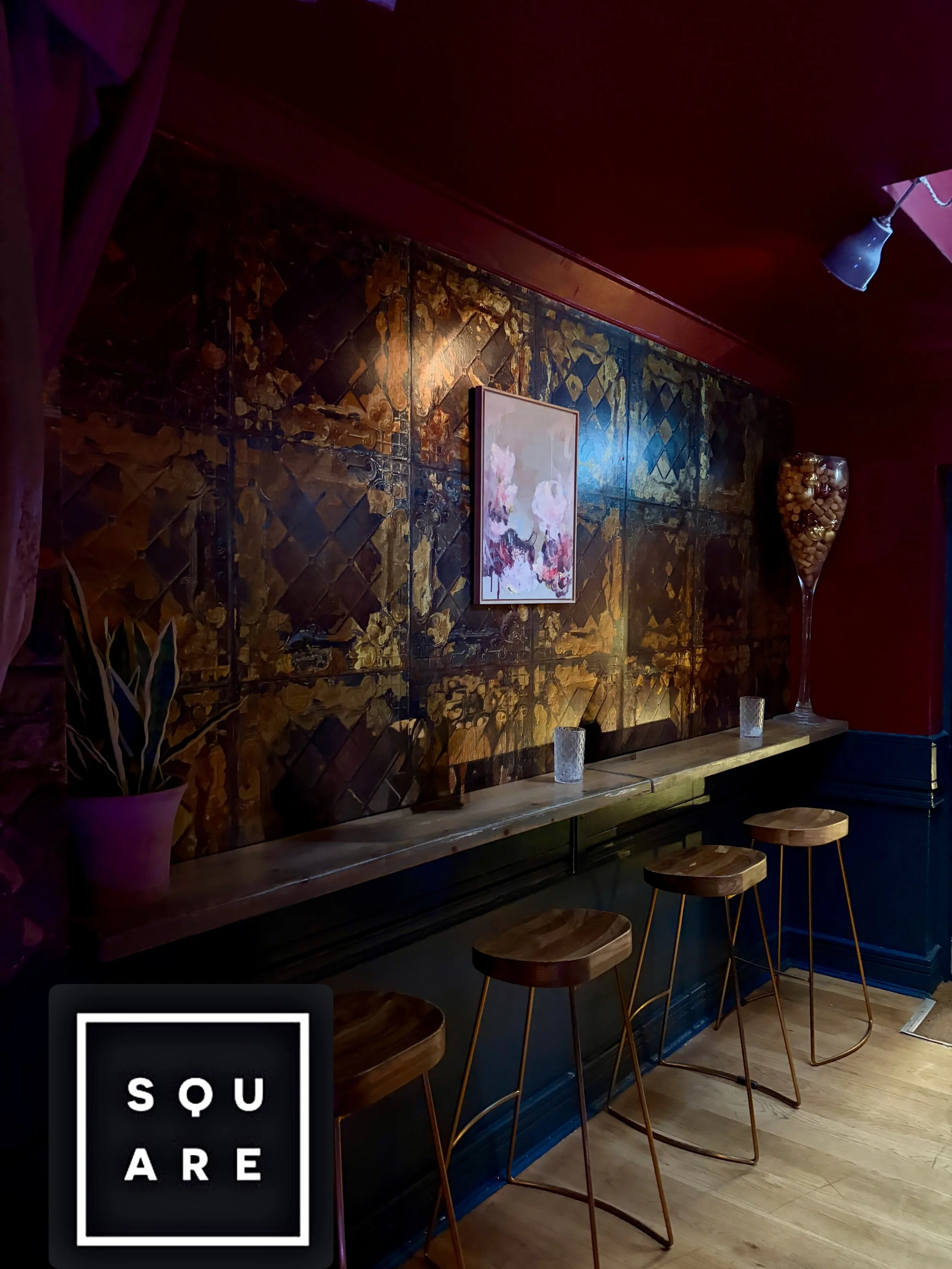 Cosy, comfy cushioned sofas, my collection is quietly nestled into the downstairs huddle area of @thesquareclub 

Over 20 original oil paintings for sale till the end of July.