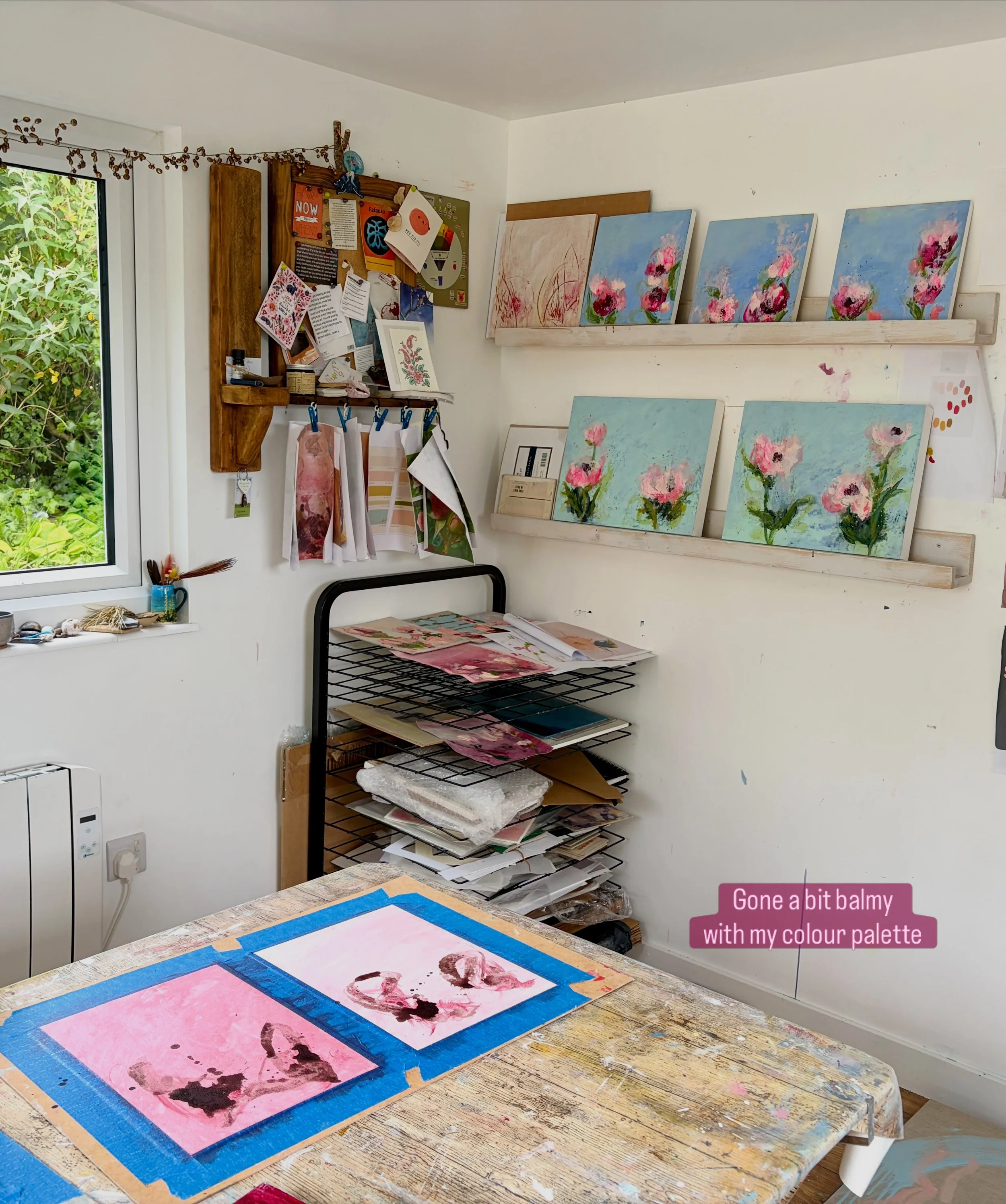 In the studio today after a while, I tend to allow a lot of my time to imagine things, letting my mind wander, its not all paint paint paint, I spend a lot of my free time resting, day-dreaming about shapes and colours, where they all marinade in my 