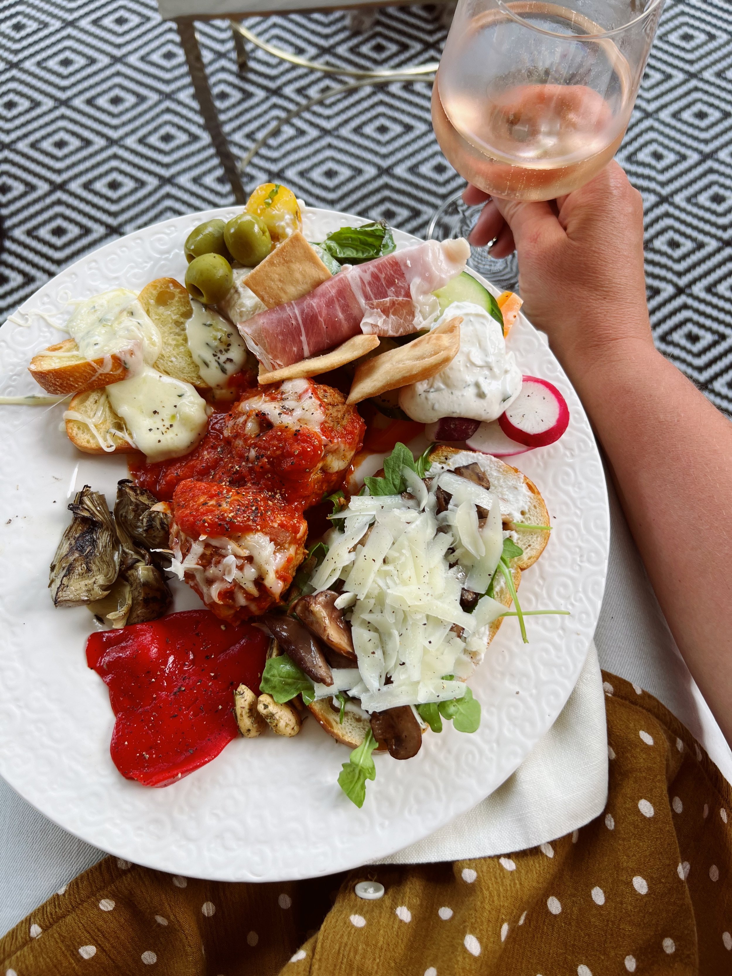 appetizers-and-wine.JPG