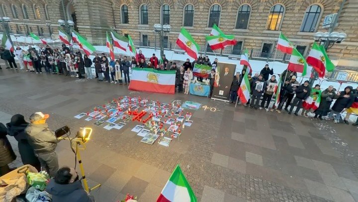 هامبورگ ۱۷ فوریه ۲۰۲۶ 

یادبود جاویدنامان راه آزادی دی ماه در مراسم روز چهلم. 

#قسم_به_خون_یاران_ایستاده_ایم_تا_پایان 

#iranmassacre