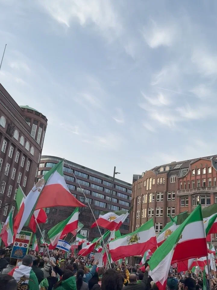 هامبورگ ۸ مارچ.  تجمع ایرانیان در حمایت از انقلاب ملی شیر و خورشید. 

#نور_بر_تاریکی_پیروز_است 

#iranmassacre