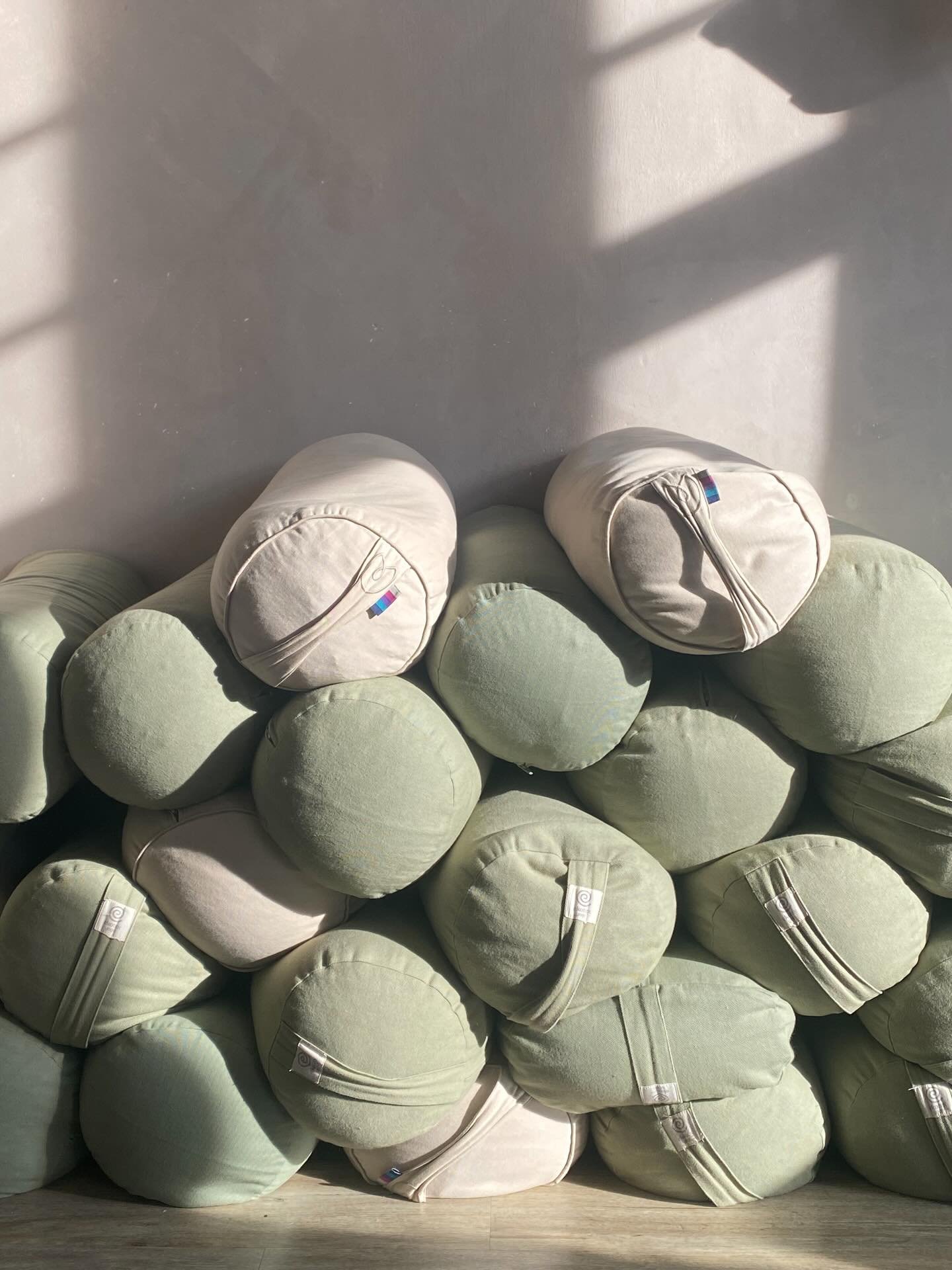 Closing our last full week of March together! I can&rsquo;t quite believe we will be entering April next week.
Thank you to all of you who joined me at class this month. My group sessions worked on plenty of body awareness through tapping, fascia rel