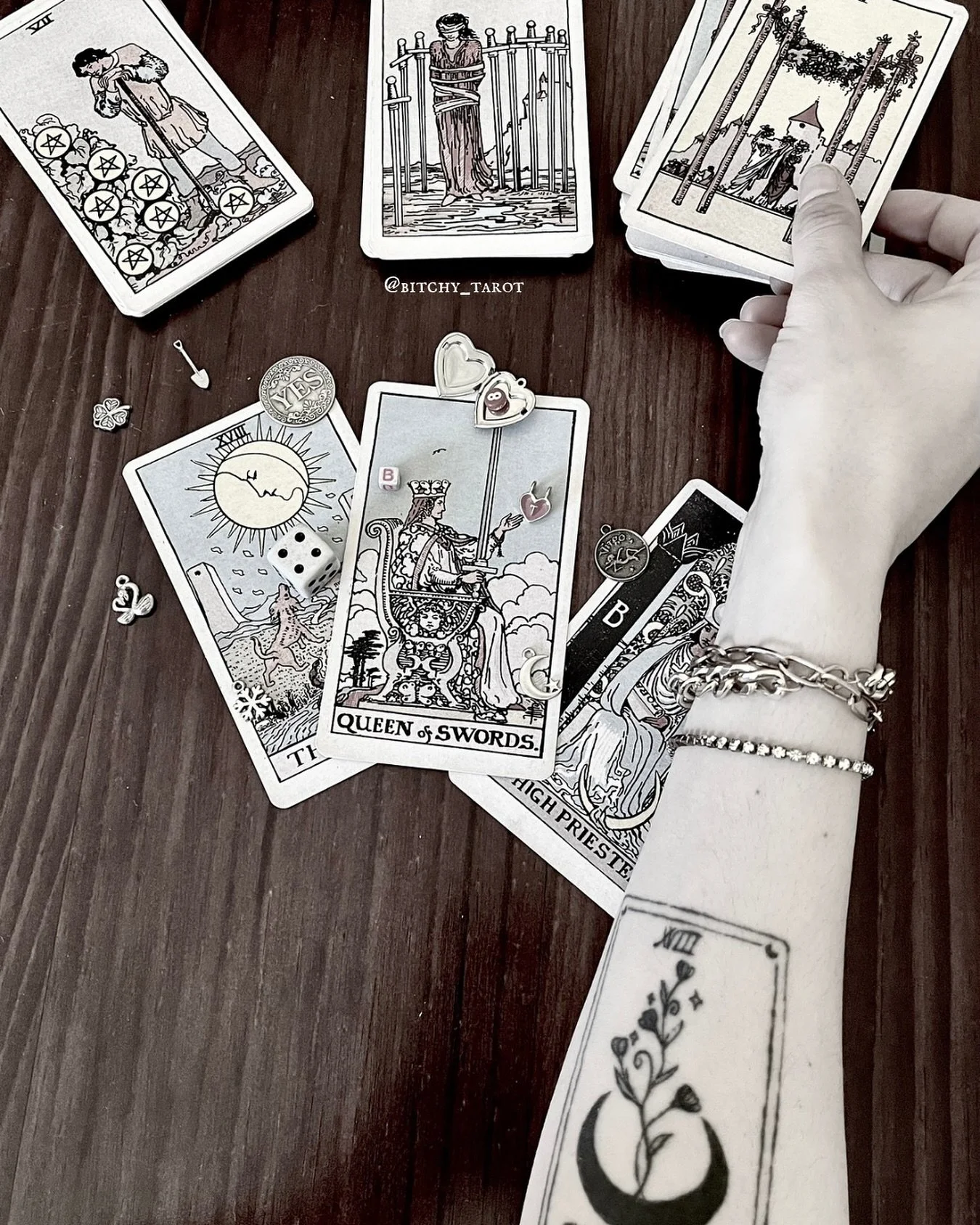 Charms 🤝 tarot = best type of reading 
Go find yourself a bunch of charms to go with your tarot deck 😉 thank me later 

#charms #tarot #charmreading #tarotreadings #charmcasting #divinationtools