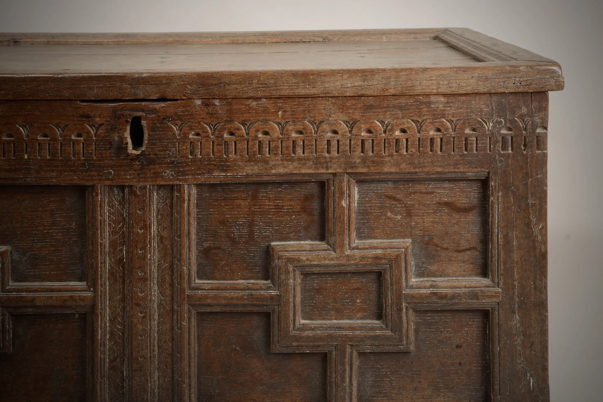 elizabethan chest e.jpeg